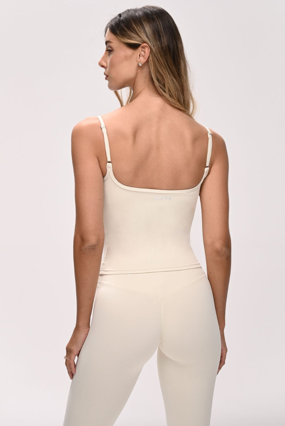 גופיית Sculpted Tank לנשים בגזרה מחטבת עם רצועות כתפיים מתכווננות – עשויה מבד FLOW נושם ואלסטי, מתאימה לאימון וליום־יום מבית VLIKS