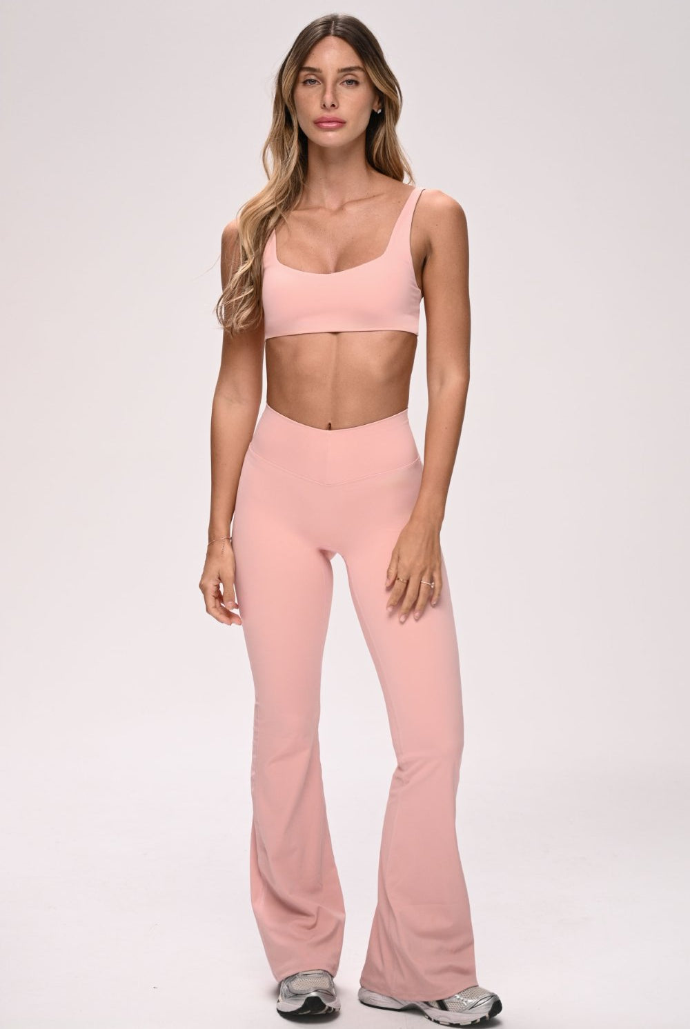 טייץ נשים מתרחב בגזרת V עם כיווצים מחטבים ובטנה כפולה – בד FLOW נושם ונמתח, זמין בגזרות Regular ו-Tall מבית VLIKS