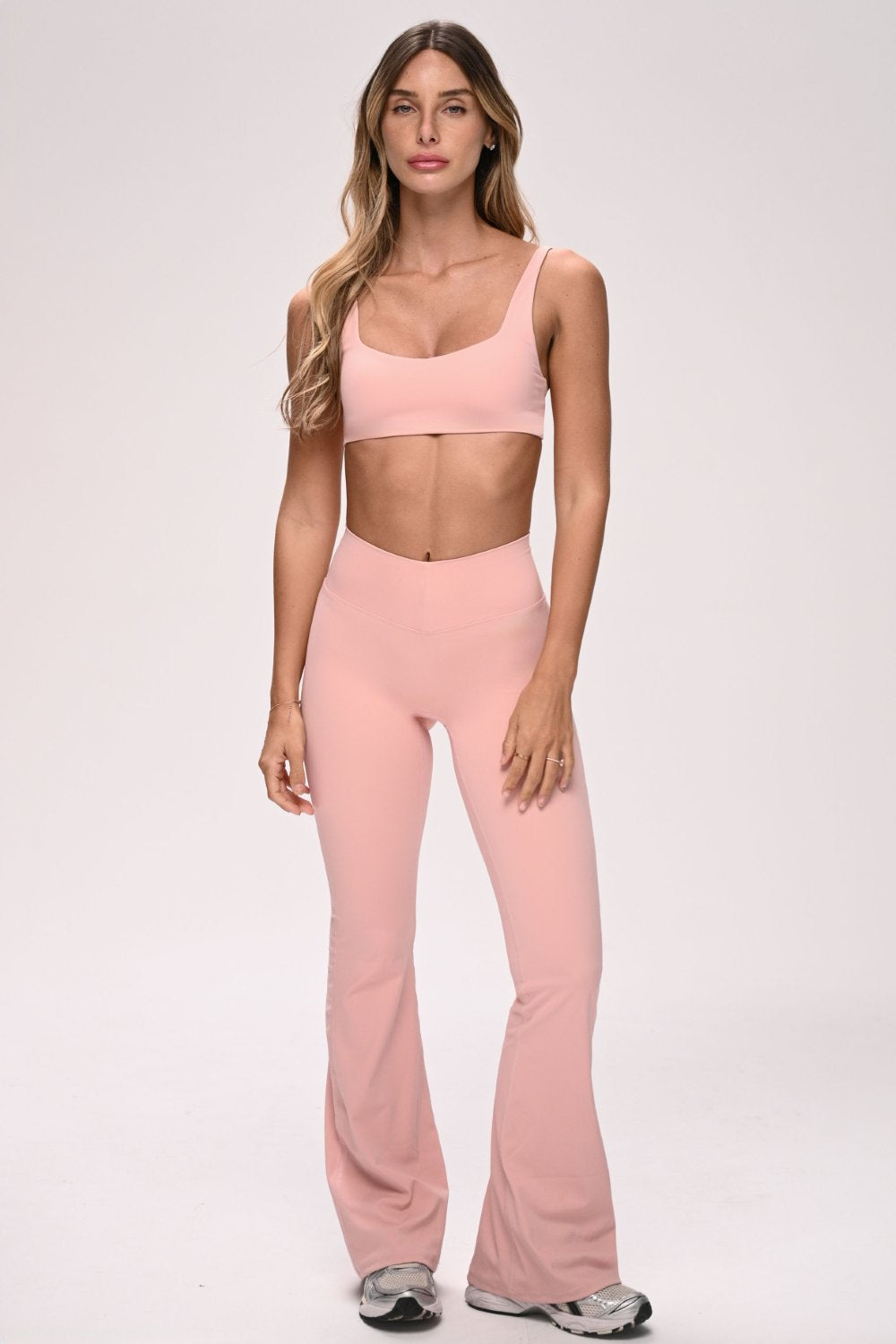 טייץ נשים מתרחב בגזרת V עם כיווצים מחטבים ובטנה כפולה – בד FLOW נושם ונמתח, זמין בגזרות Regular ו-Tall מבית VLIKS