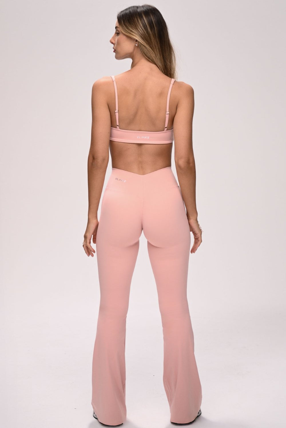 טייץ נשים מתרחב בגזרת V עם כיווצים מחטבים ובטנה כפולה – בד FLOW נושם ונמתח, זמין בגזרות Regular ו-Tall מבית VLIKS