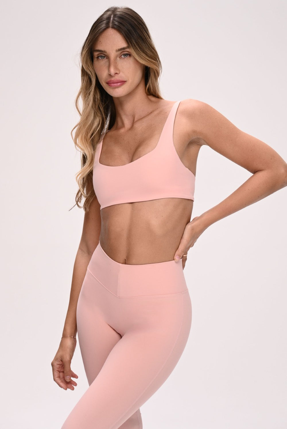 חזיית ספורט PUSH UP לנשים בגזרה צמודה עם כתפיות מתכווננות – בד FLOW מחטב ונושם, מושלמת לאימון ולשימוש יומיומי מבית VLIKS