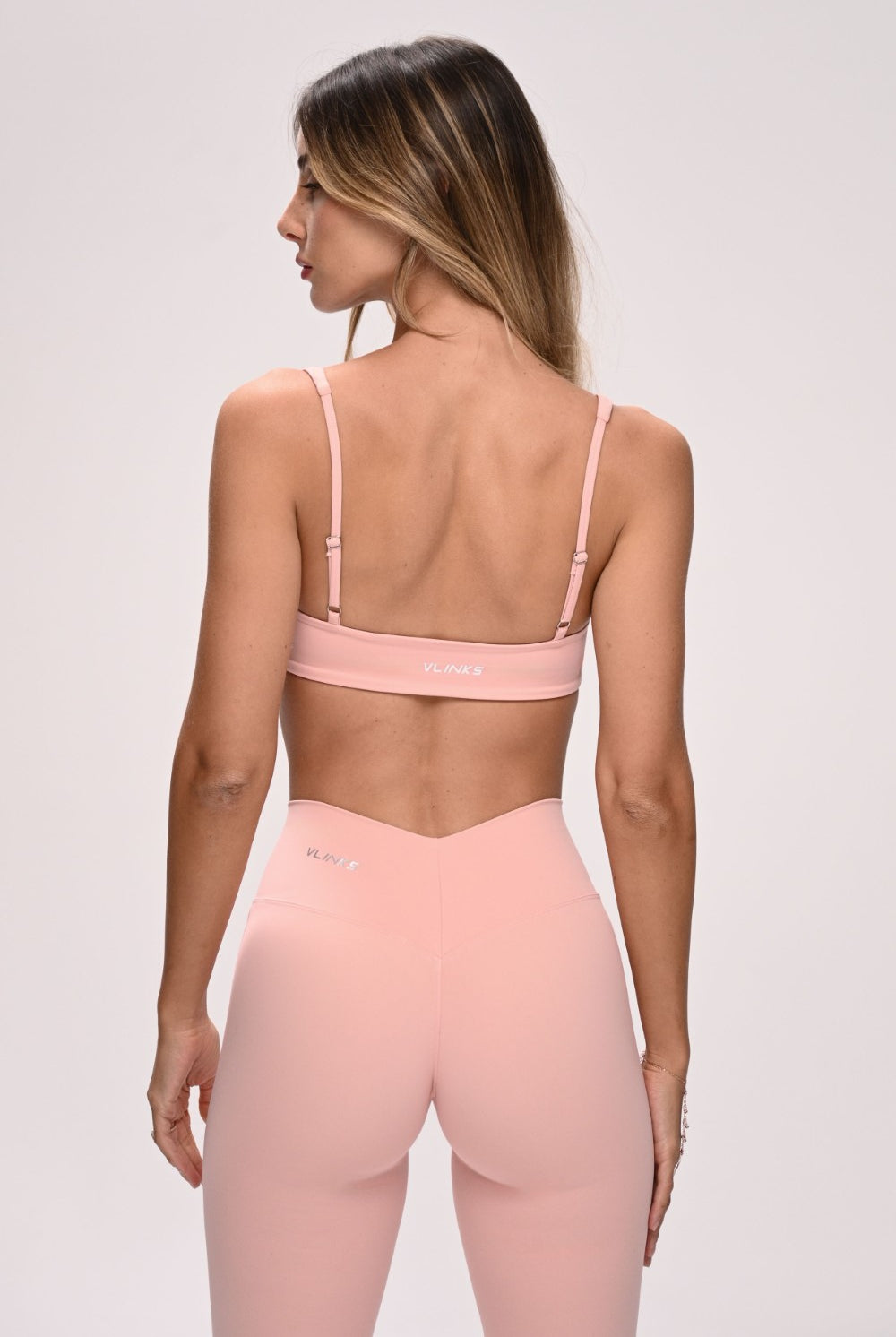 חזיית ספורט PUSH UP לנשים בגזרה צמודה עם כתפיות מתכווננות – בד FLOW מחטב ונושם, מושלמת לאימון ולשימוש יומיומי מבית VLIKS