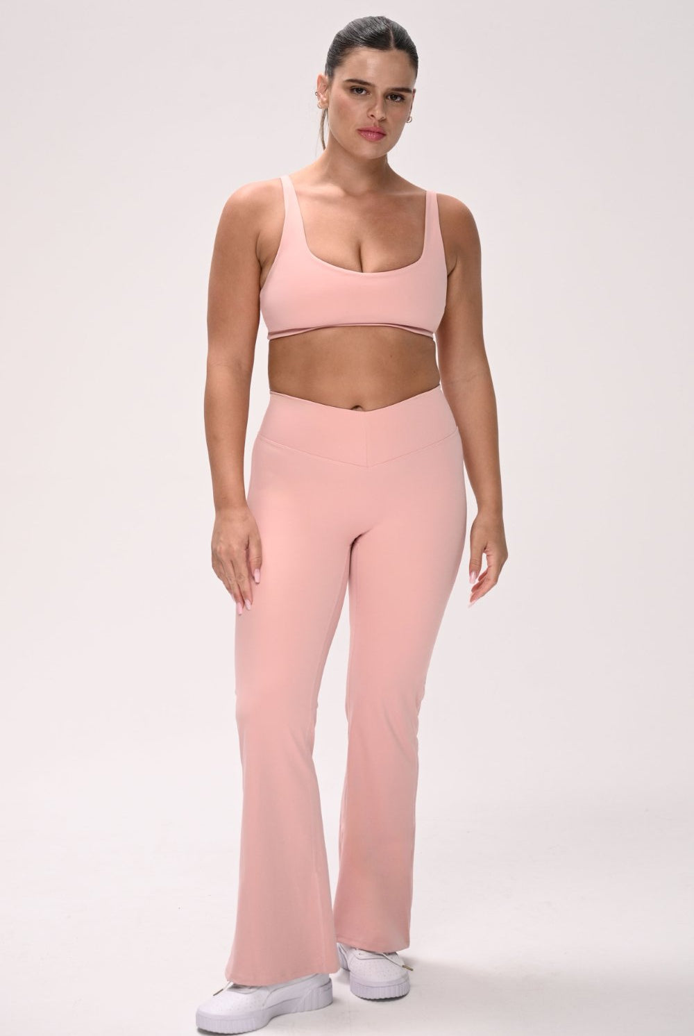 טייץ נשים מתרחב בגזרת V עם כיווצים מחטבים ובטנה כפולה – בד FLOW נושם ונמתח, זמין בגזרות Regular ו-Tall מבית VLIKS