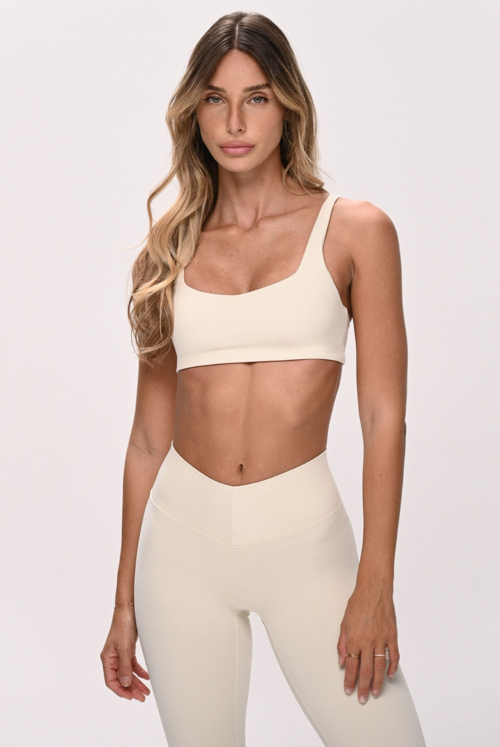 חזיית ספורט PUSH UP לנשים בגזרה צמודה עם כתפיות מתכווננות – בד FLOW מחטב ונושם, מושלמת לאימון ולשימוש יומיומי מבית VLIKS