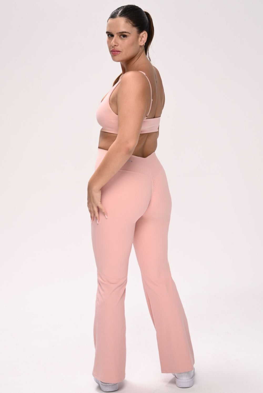 טייץ נשים מתרחב בגזרת V עם כיווצים מחטבים ובטנה כפולה – בד FLOW נושם ונמתח, זמין בגזרות Regular ו-Tall מבית VLIKS