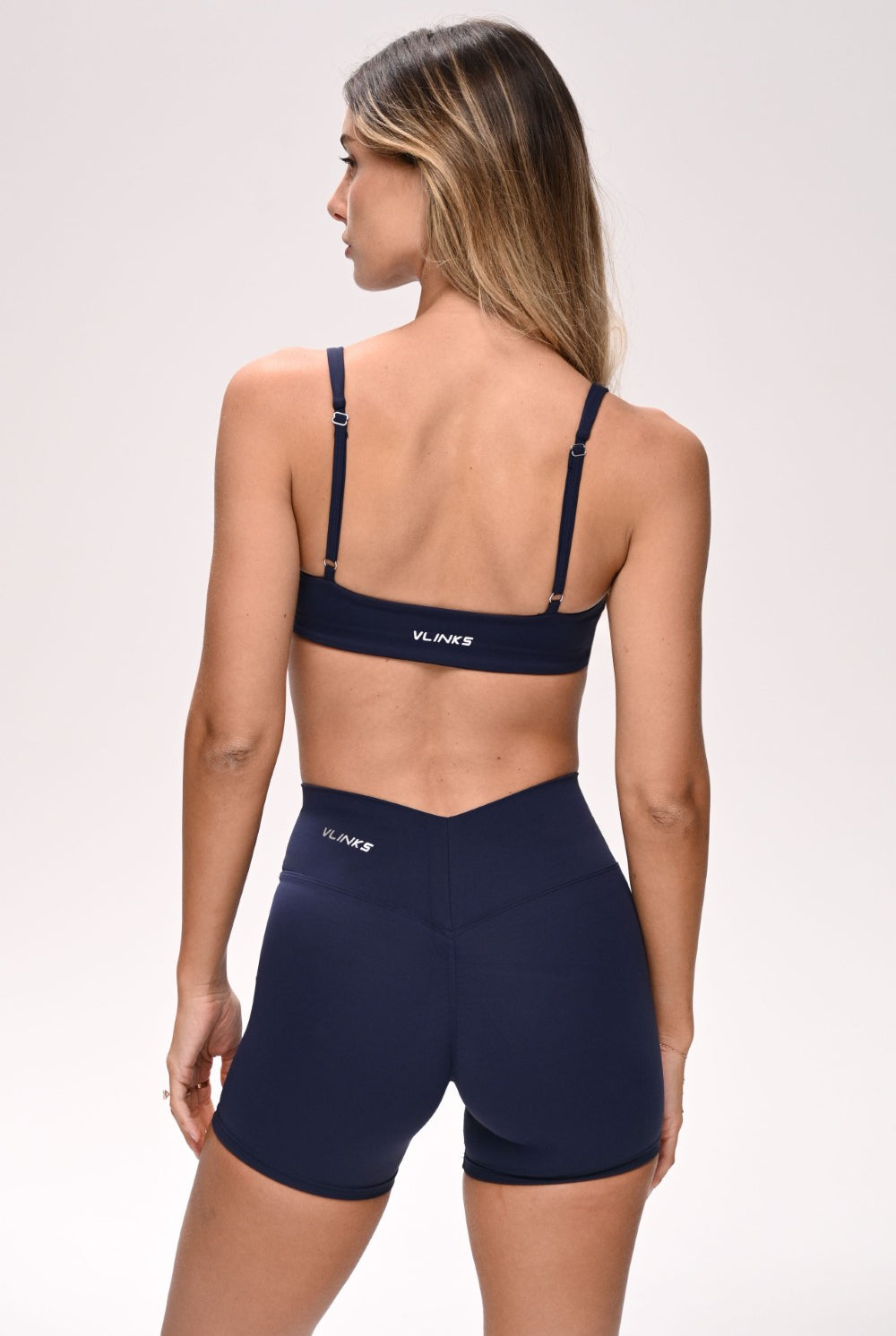 חזיית ספורט PUSH UP לנשים בגזרה צמודה עם כתפיות מתכווננות – בד FLOW מחטב ונושם, מושלמת לאימון ולשימוש יומיומי מבית VLIKS