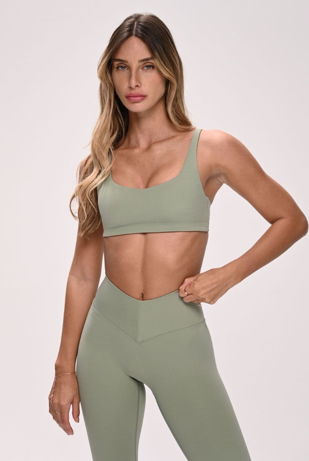 חזיית ספורט PUSH UP לנשים בגזרה צמודה עם כתפיות מתכווננות – בד FLOW מחטב ונושם, מושלמת לאימון ולשימוש יומיומי מבית VLIKS