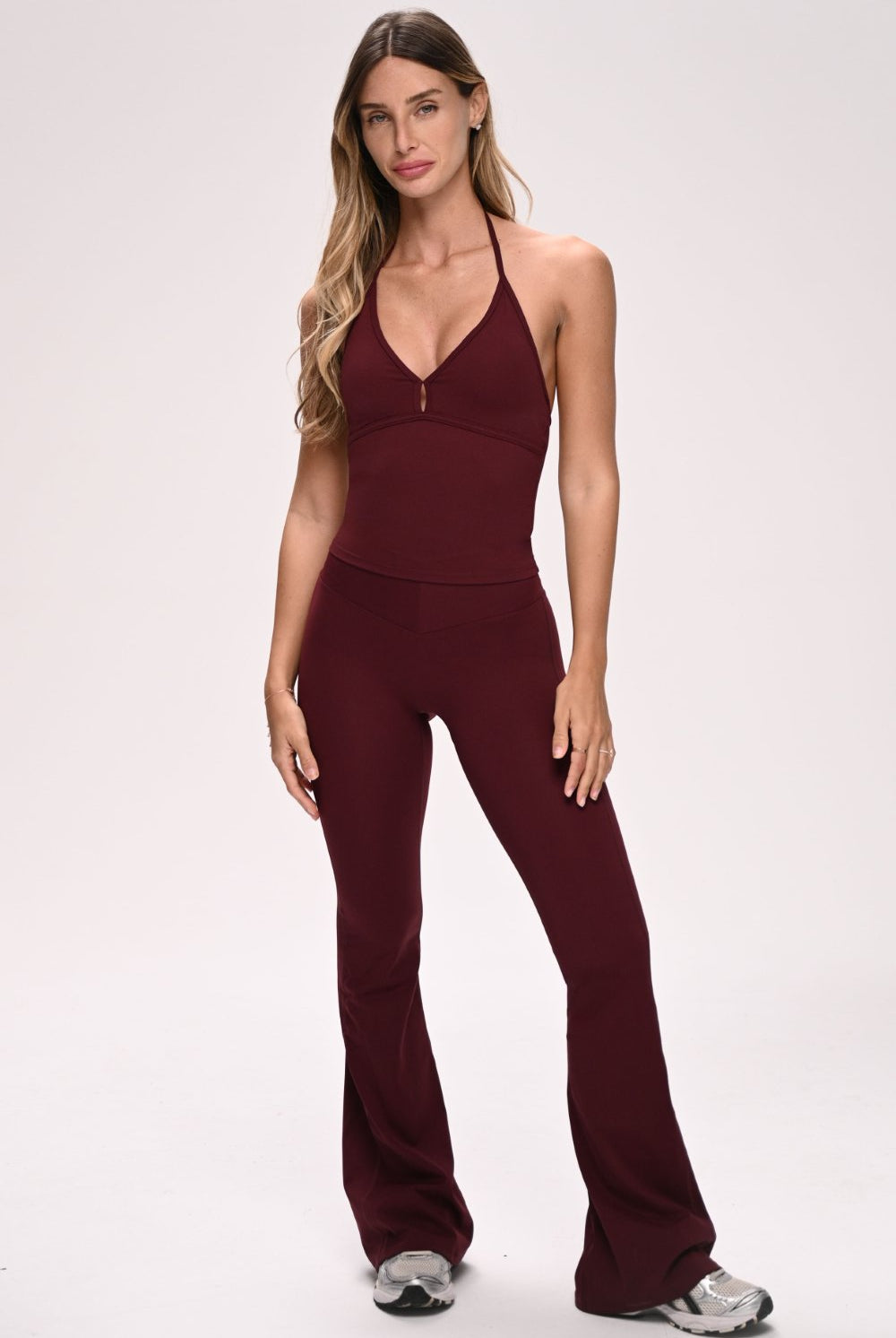 טייץ נשים מתרחב בגזרת V עם כיווצים מחטבים ובטנה כפולה – בד FLOW נושם ונמתח, זמין בגזרות Regular ו-Tall מבית VLIKS