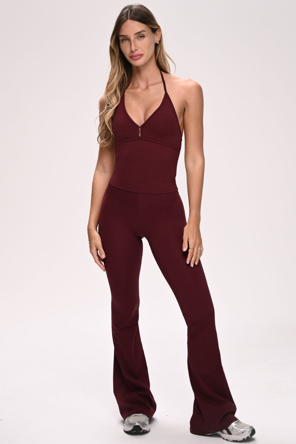 טייץ נשים מתרחב בגזרת V עם כיווצים מחטבים ובטנה כפולה – בד FLOW נושם ונמתח, זמין בגזרות Regular ו-Tall מבית VLIKS