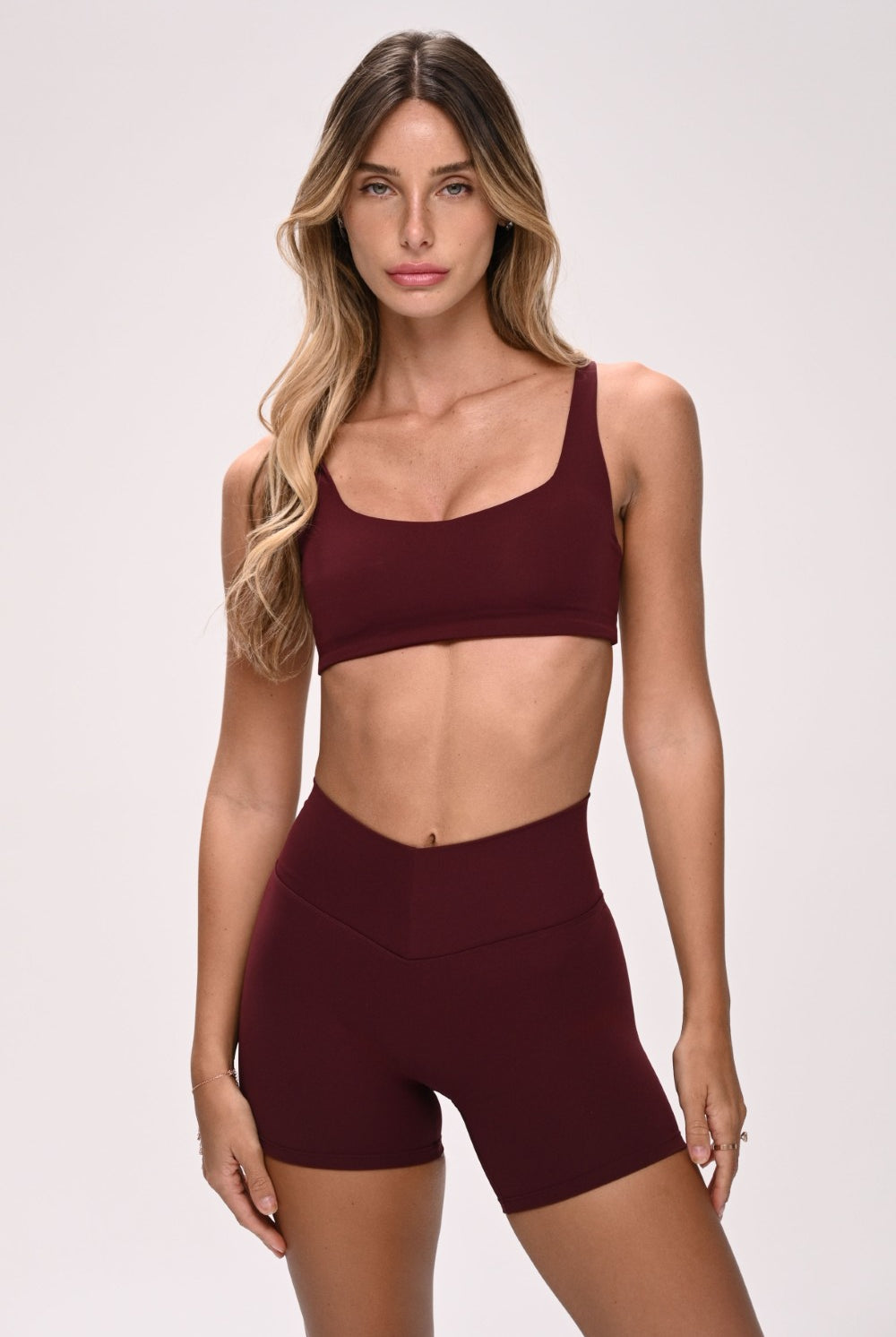 חזיית ספורט PUSH UP לנשים בגזרה צמודה עם כתפיות מתכווננות – בד FLOW מחטב ונושם, מושלמת לאימון ולשימוש יומיומי מבית VLIKS