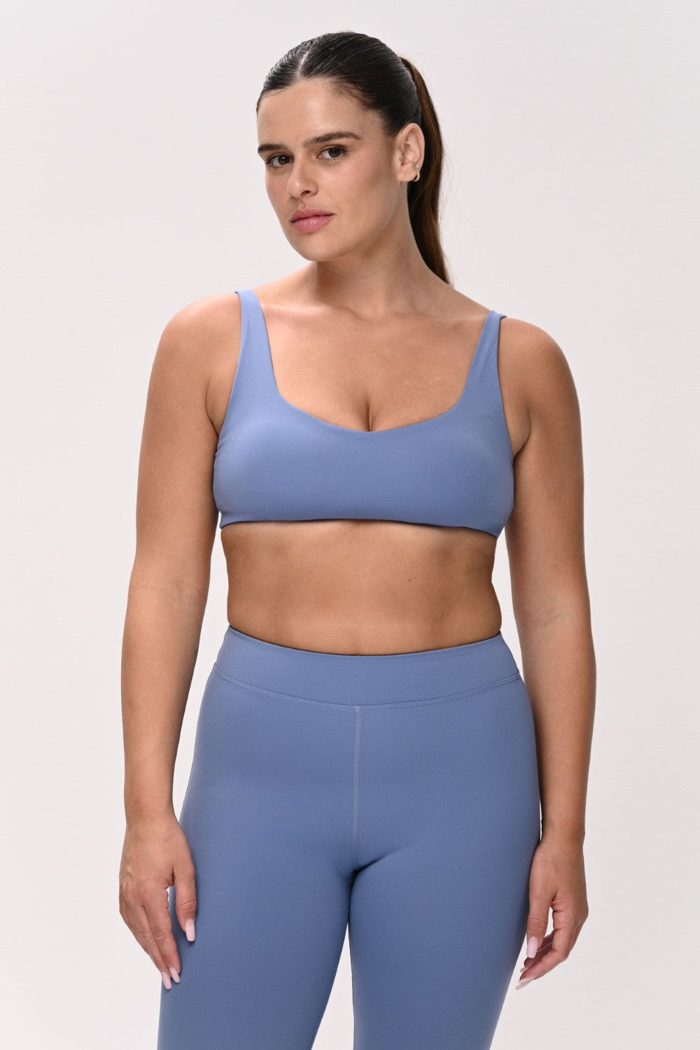 חזיית ספורט PUSH UP לנשים בגזרה צמודה עם כתפיות מתכווננות – בד FLOW מחטב ונושם, מושלמת לאימון ולשימוש יומיומי מבית VLIKS