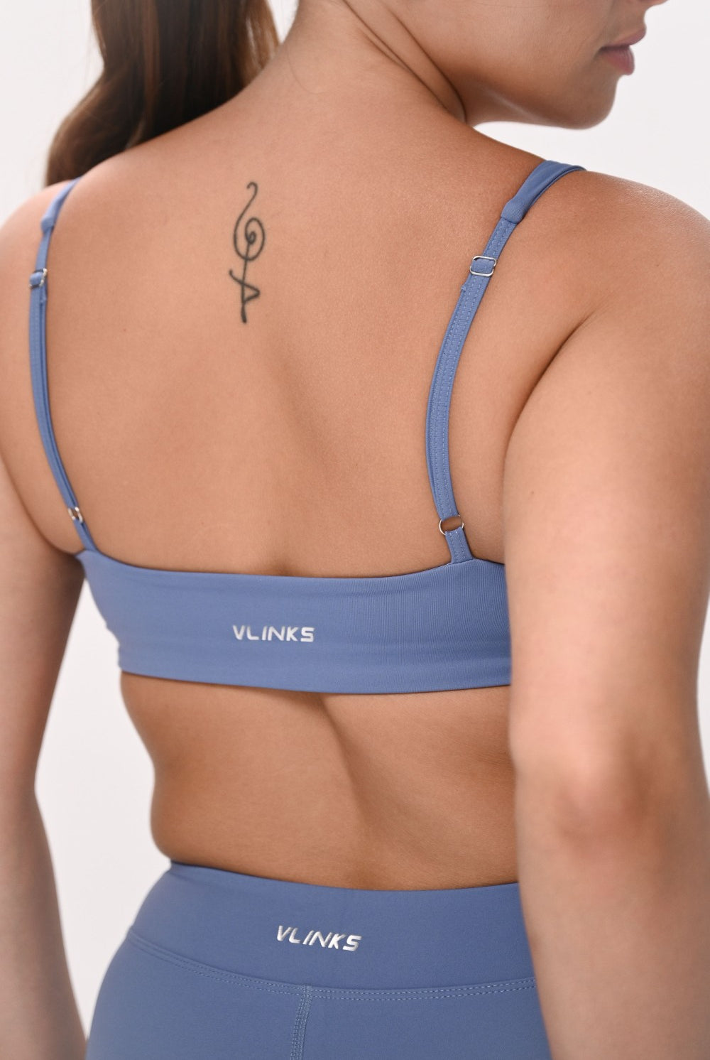 חזיית ספורט PUSH UP לנשים בגזרה צמודה עם כתפיות מתכווננות – בד FLOW מחטב ונושם, מושלמת לאימון ולשימוש יומיומי מבית VLIKS