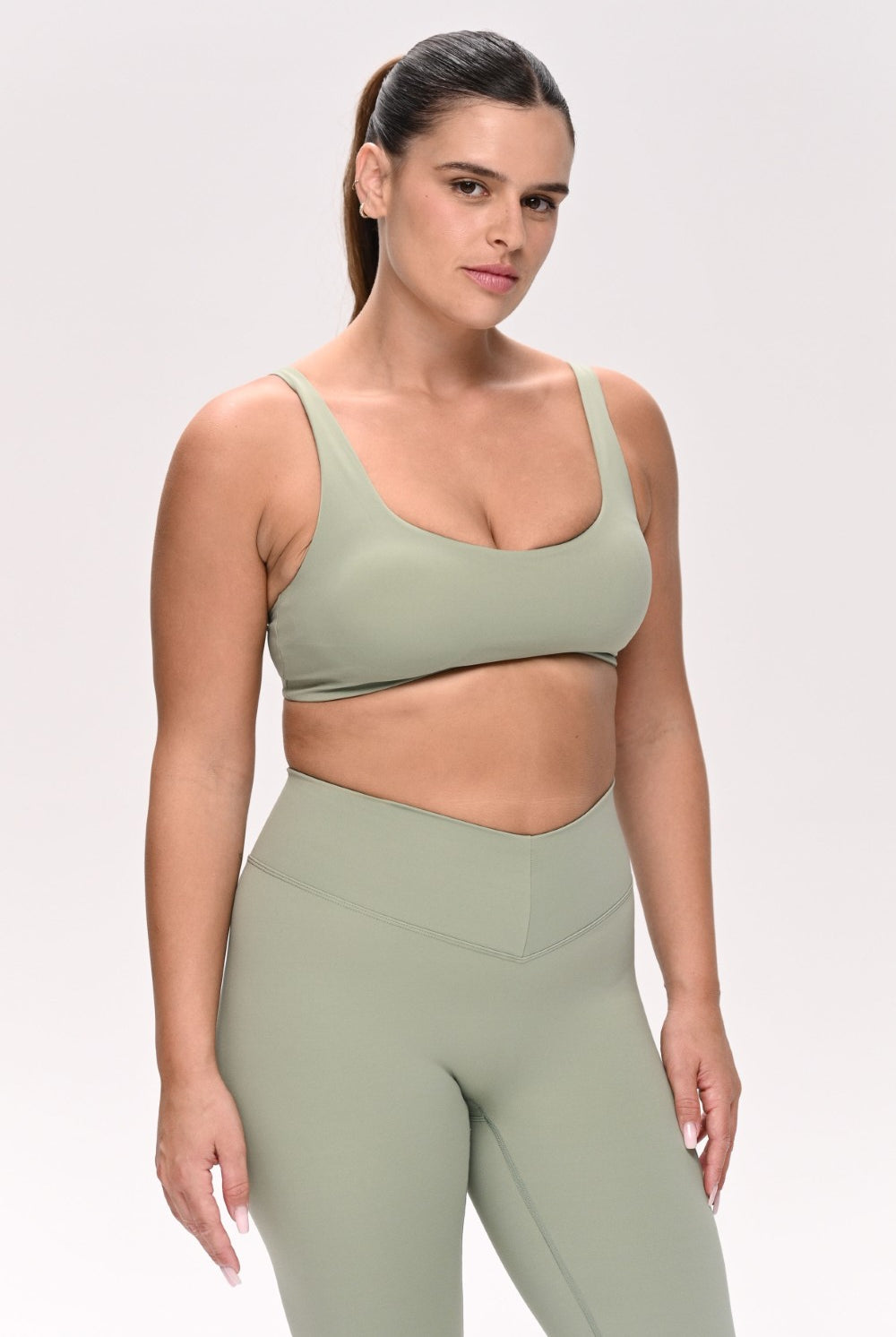 חזיית ספורט PUSH UP לנשים בגזרה צמודה עם כתפיות מתכווננות – בד FLOW מחטב ונושם, מושלמת לאימון ולשימוש יומיומי מבית VLIKS