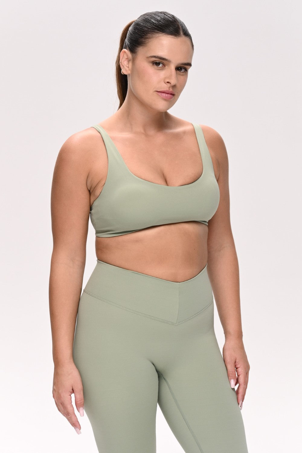 חזיית ספורט PUSH UP לנשים בגזרה צמודה עם כתפיות מתכווננות – בד FLOW מחטב ונושם, מושלמת לאימון ולשימוש יומיומי מבית VLIKS