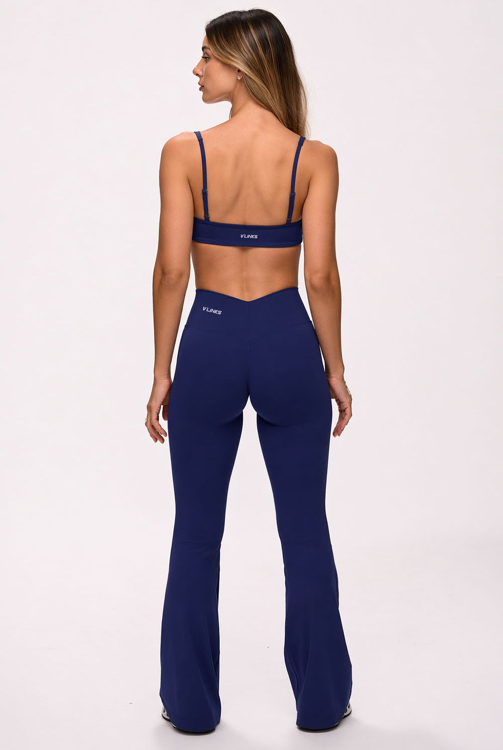 טייץ נשים מתרחב בגזרת V עם כיווצים מחטבים ובטנה כפולה – בד FLOW נושם ונמתח, זמין בגזרות Regular ו-Tall מבית VLIKS