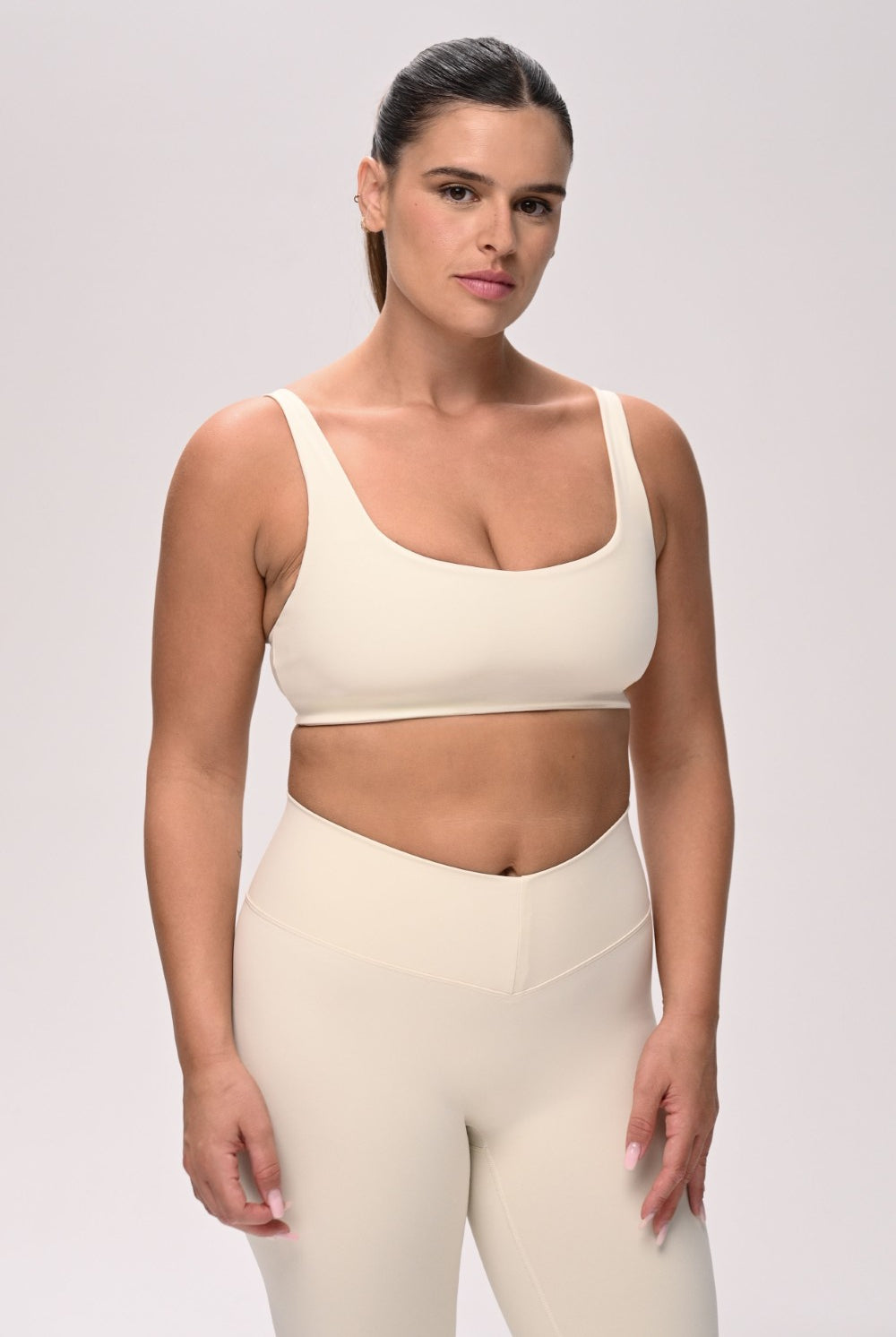 חזיית ספורט PUSH UP לנשים בגזרה צמודה עם כתפיות מתכווננות – בד FLOW מחטב ונושם, מושלמת לאימון ולשימוש יומיומי מבית VLIKS