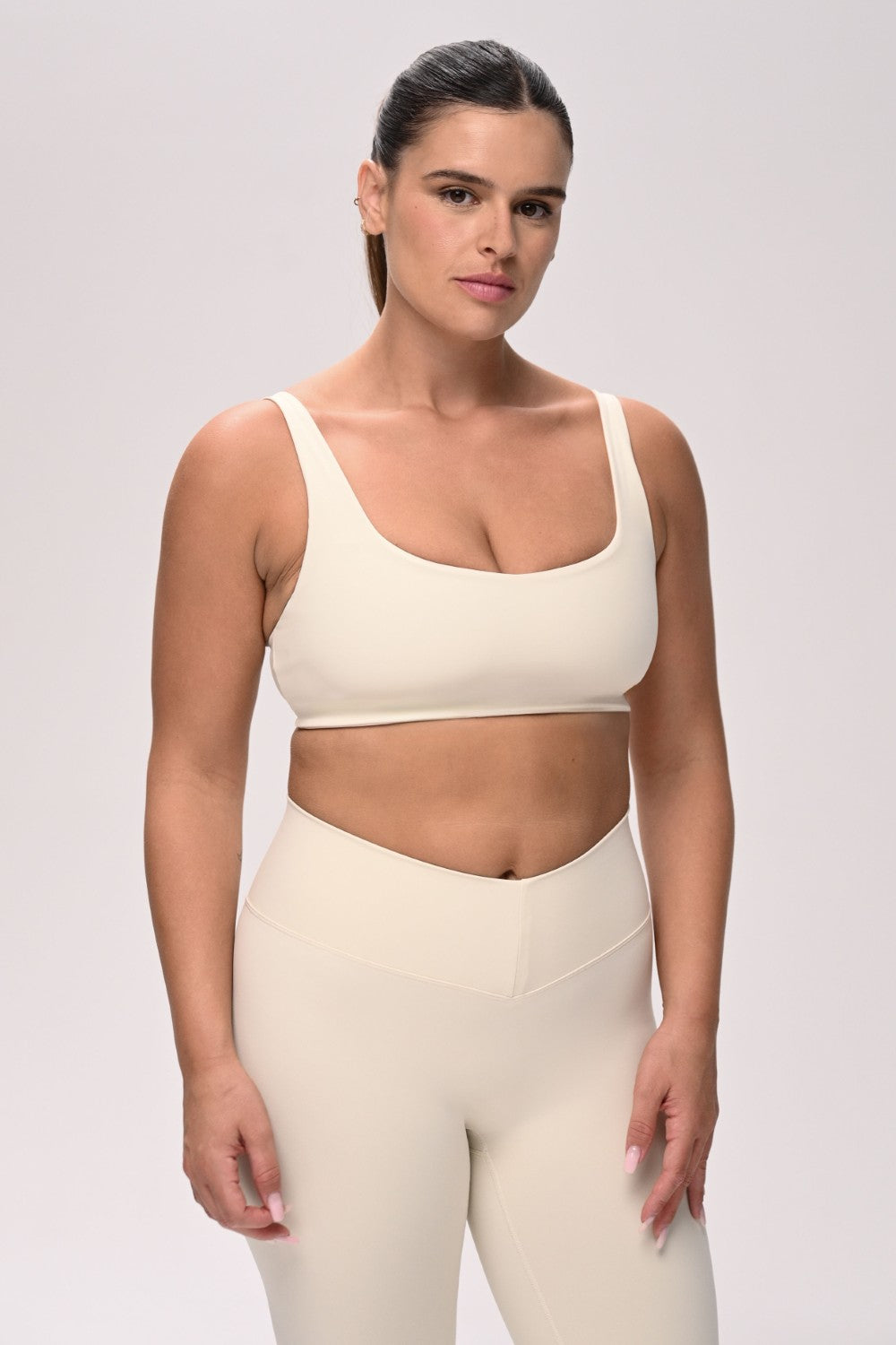 חזיית ספורט PUSH UP לנשים בגזרה צמודה עם כתפיות מתכווננות – בד FLOW מחטב ונושם, מושלמת לאימון ולשימוש יומיומי מבית VLIKS