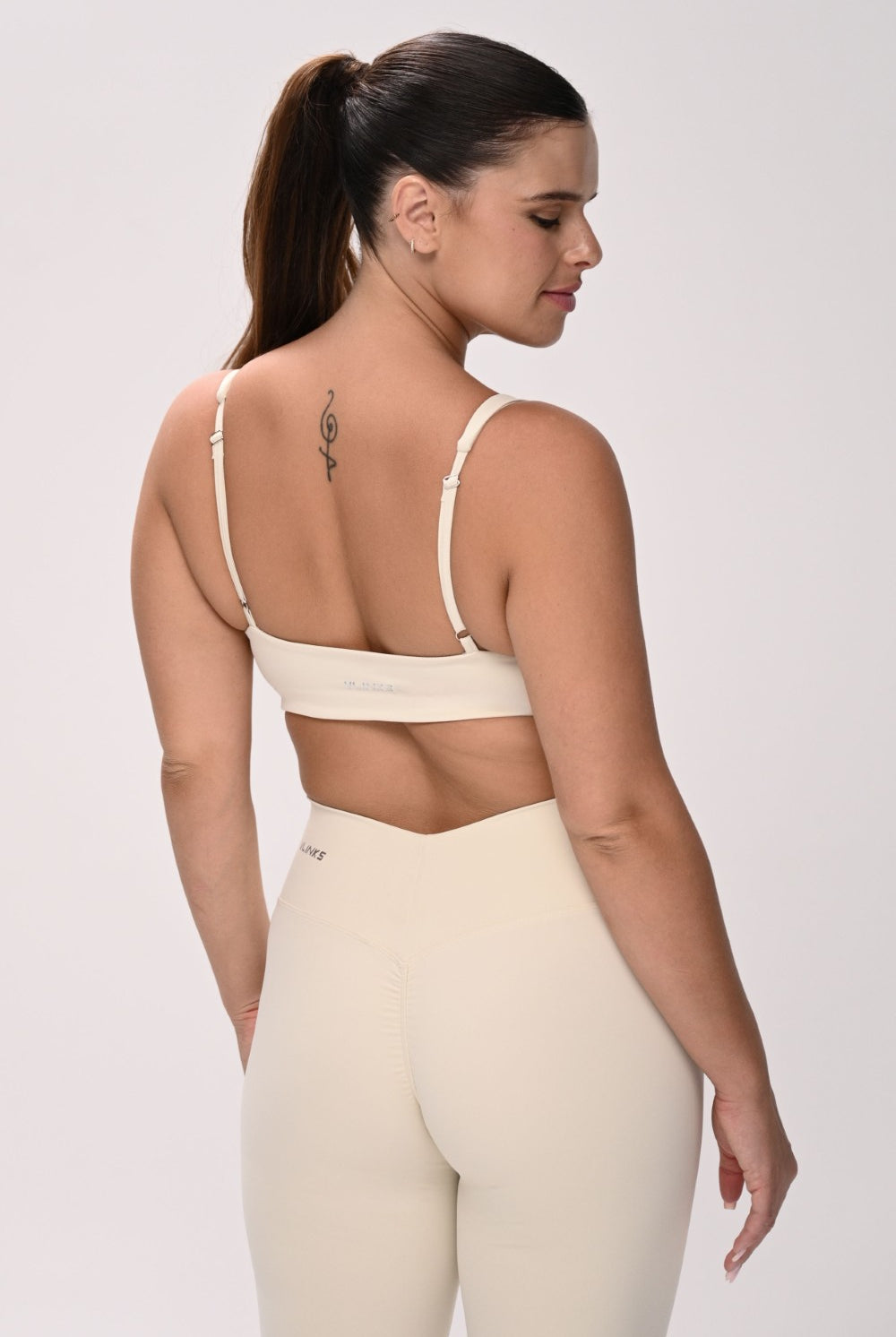 חזיית ספורט PUSH UP לנשים בגזרה צמודה עם כתפיות מתכווננות – בד FLOW מחטב ונושם, מושלמת לאימון ולשימוש יומיומי מבית VLIKS