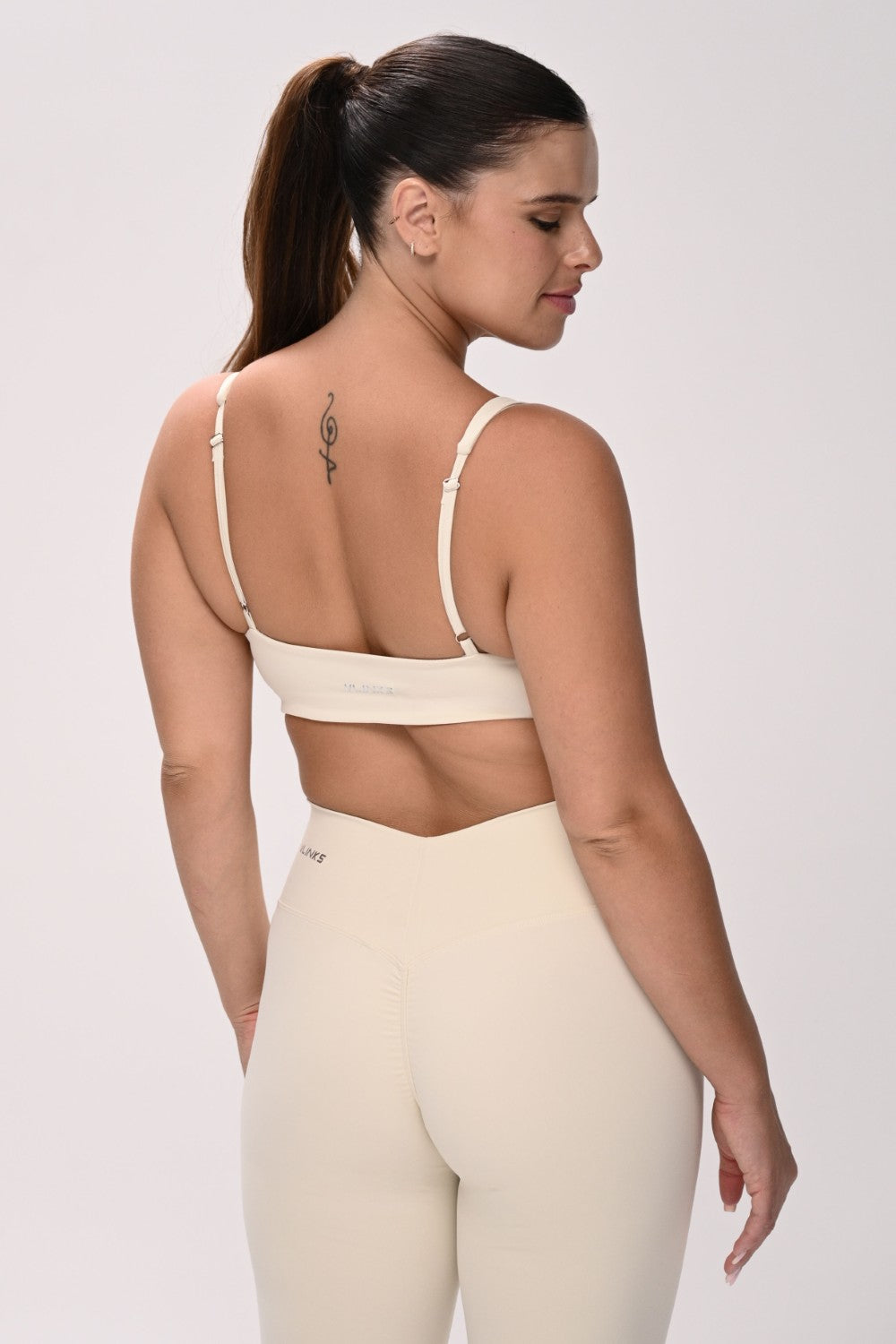 חזיית ספורט PUSH UP לנשים בגזרה צמודה עם כתפיות מתכווננות – בד FLOW מחטב ונושם, מושלמת לאימון ולשימוש יומיומי מבית VLIKS