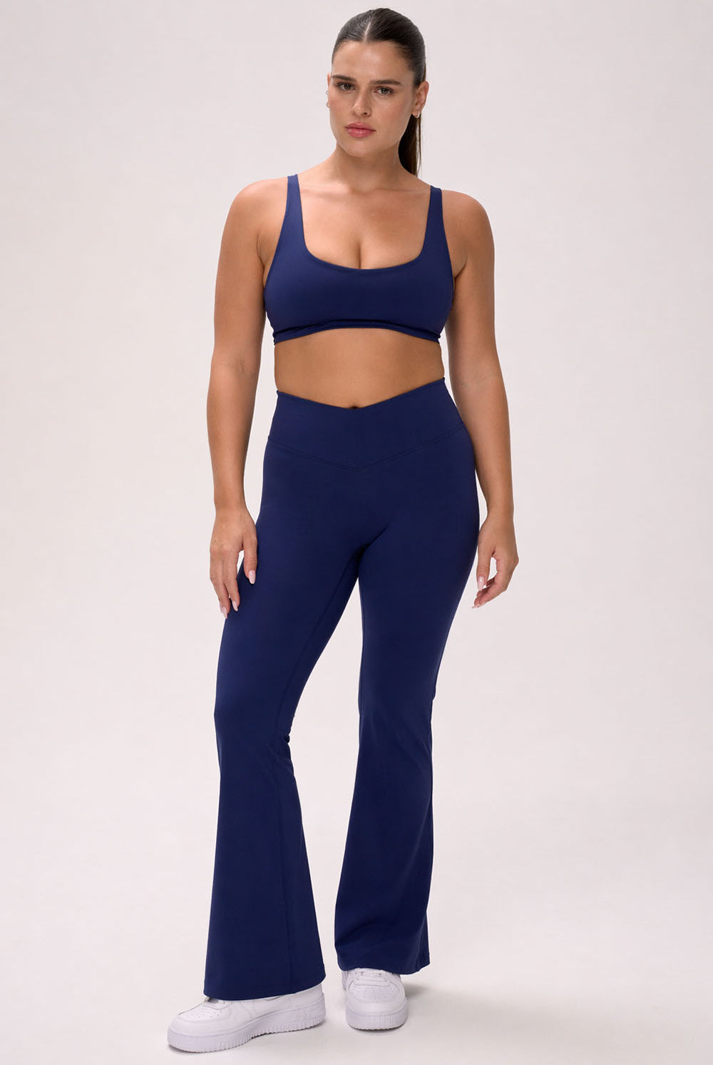 טייץ נשים מתרחב בגזרת V עם כיווצים מחטבים ובטנה כפולה – בד FLOW נושם ונמתח, זמין בגזרות Regular ו-Tall מבית VLIKS