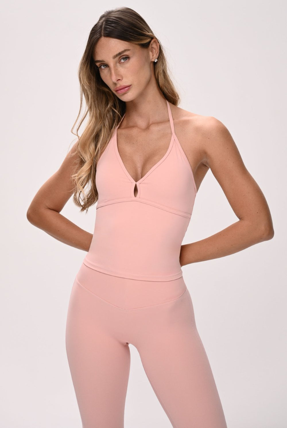 גופיית קרופ לנשים עם צווארון מובנה בגזרת Contour – מבד FLOW מחטב ונושם, מתאימה לאימון וללוק יומיומי מבית VLIKS