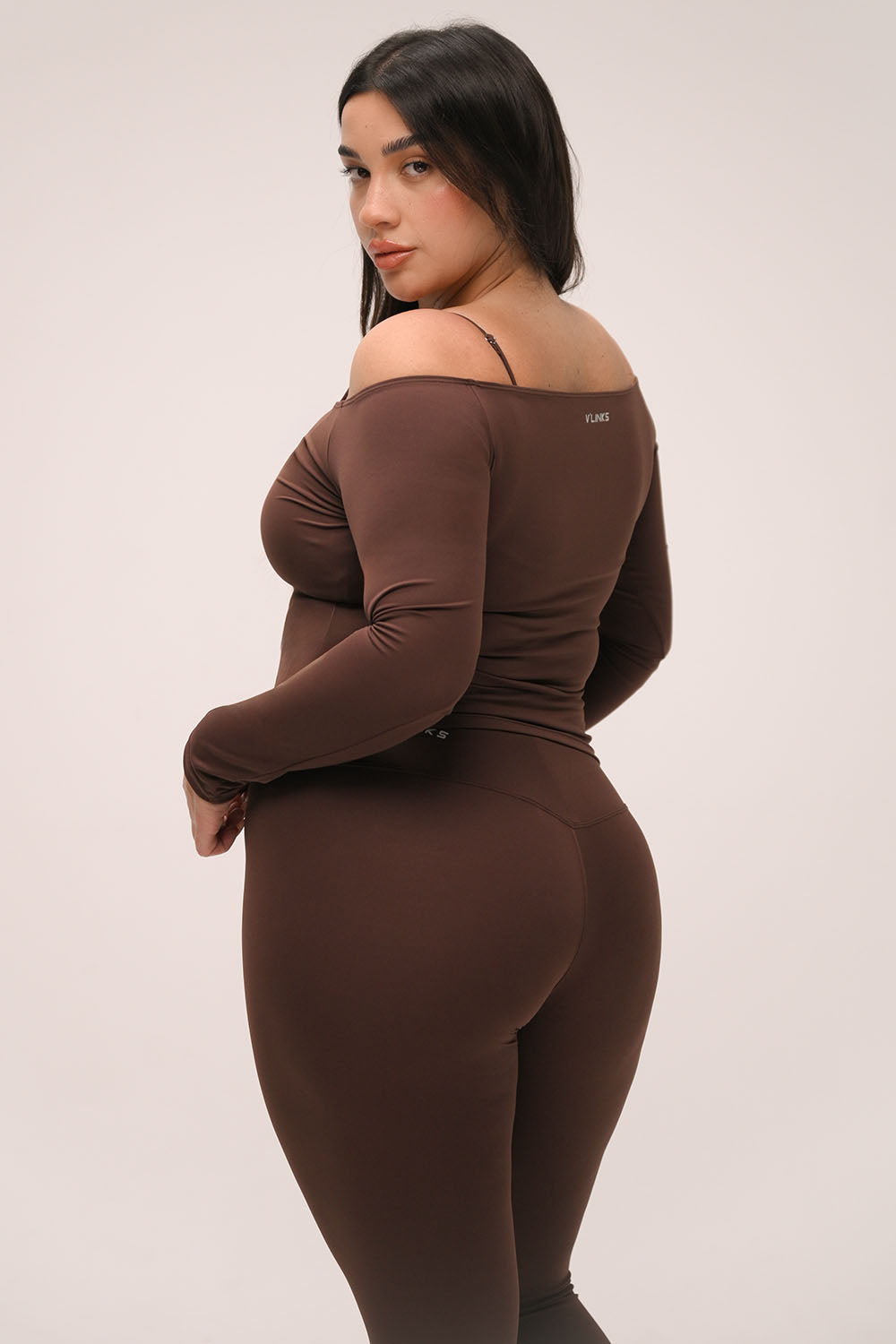 חולצת off shoulder ארוכה לנשים בגזרת ספורט מחמיאה ומראה אלגנטי.