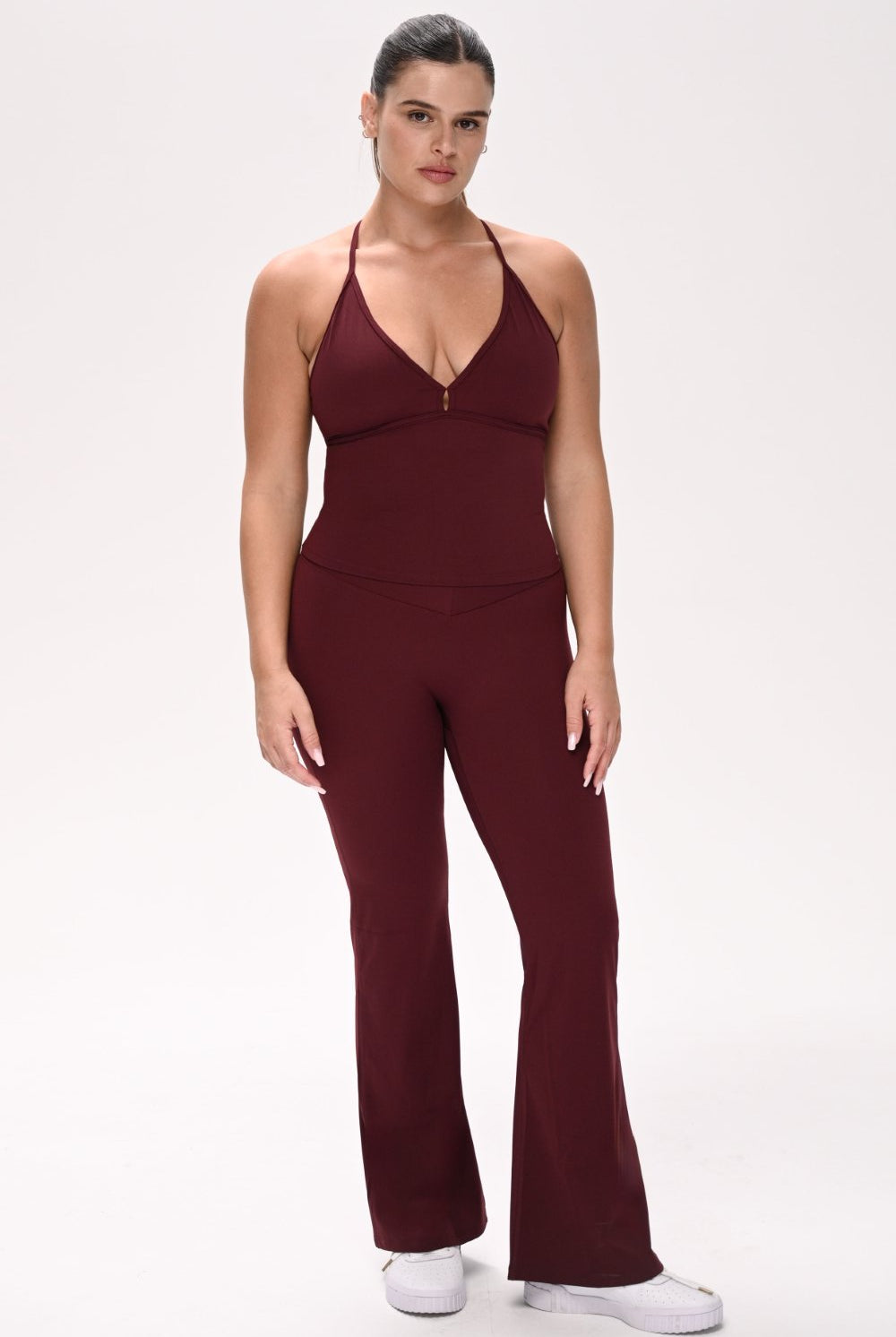 טייץ נשים מתרחב בגזרת V עם כיווצים מחטבים ובטנה כפולה – בד FLOW נושם ונמתח, זמין בגזרות Regular ו-Tall מבית VLIKS