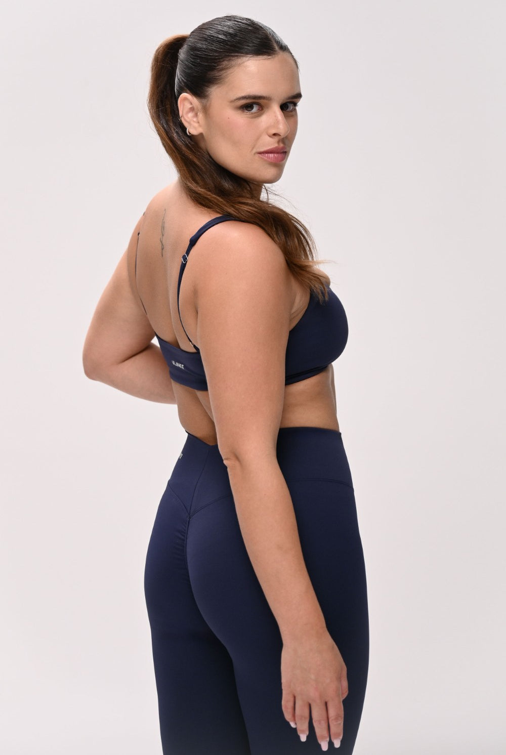 חזיית ספורט PUSH UP לנשים בגזרה צמודה עם כתפיות מתכווננות – בד FLOW מחטב ונושם, מושלמת לאימון ולשימוש יומיומי מבית VLIKS