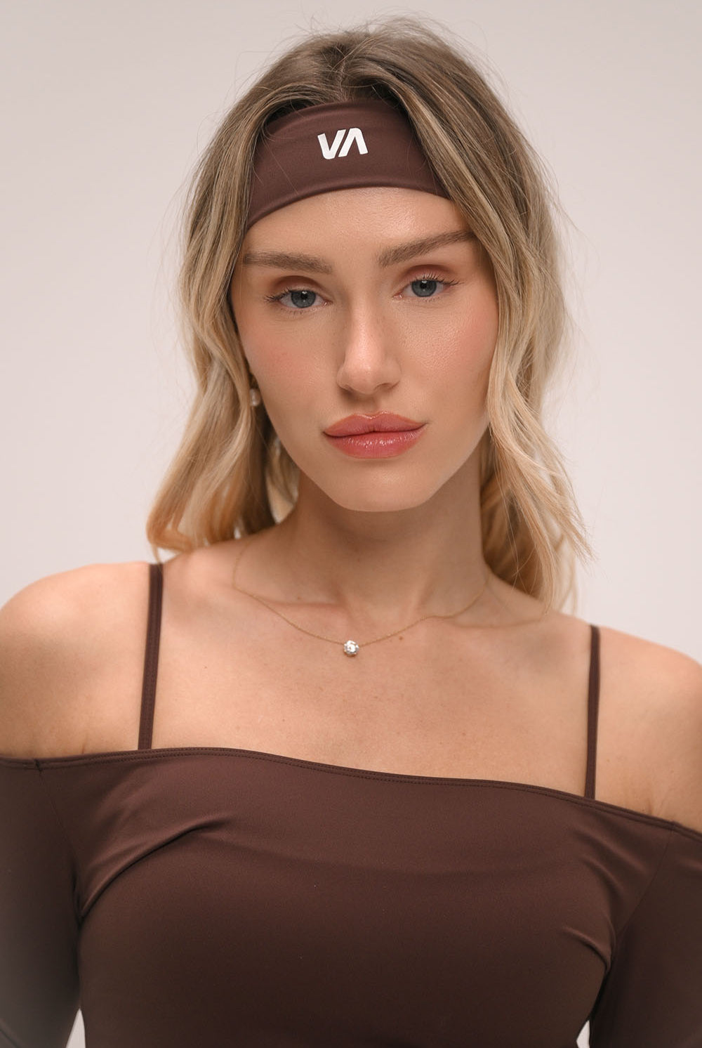 סרט לשיער לנשים מבד FLOW נושם, רך וגמיש מבית Vlinks – בעיצוב נשי ומדויק למראה ספורט־שיק, מתאים לאימון ולשימוש יומיומי