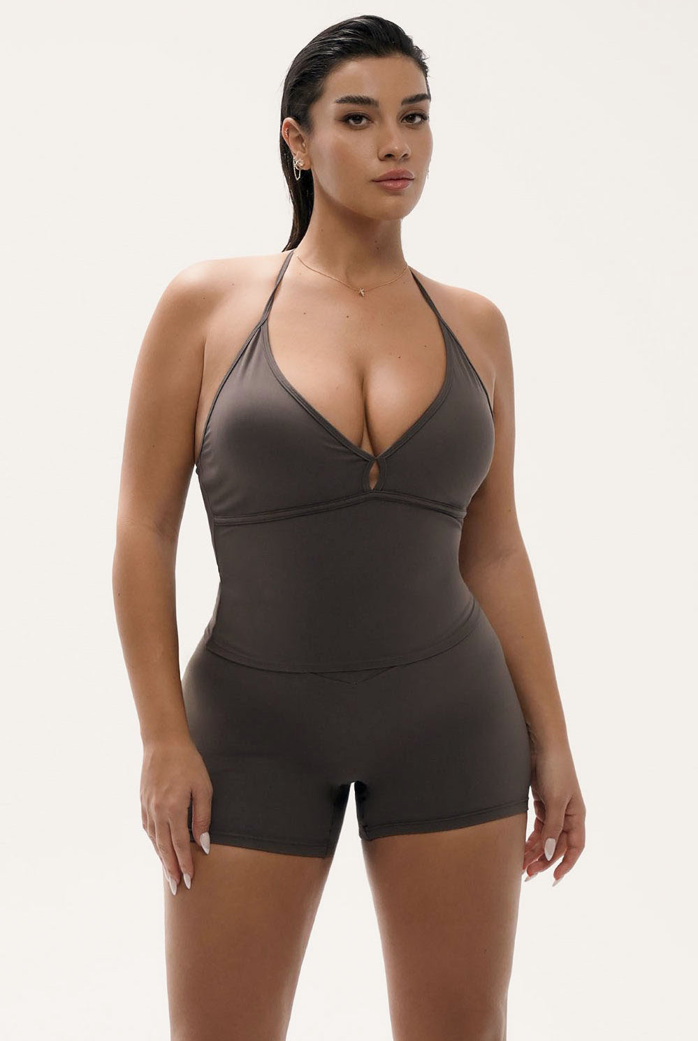 שורט V Scrunch לנשים מבד FLOW מחטב ונושם מבית Vlinks – גזרה גבוהה עם כיווץ אחורי מחמיא, מתאים לאימוני כושר ולשימוש יומיומי