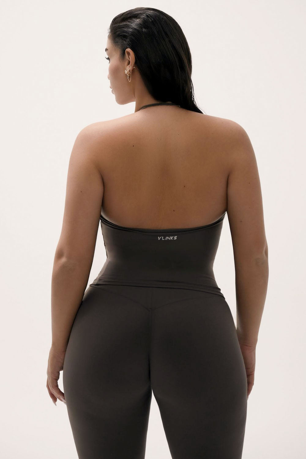 גופיית קרופ Contour Collar לנשים מבד FLOW מחטב ונושם מבית Vlinks – עם צווארון מובנה מחמיא וקאפים נשלפים לנוחות, מתאימה לאימון, ליום־יום או למראה קז'ואלי