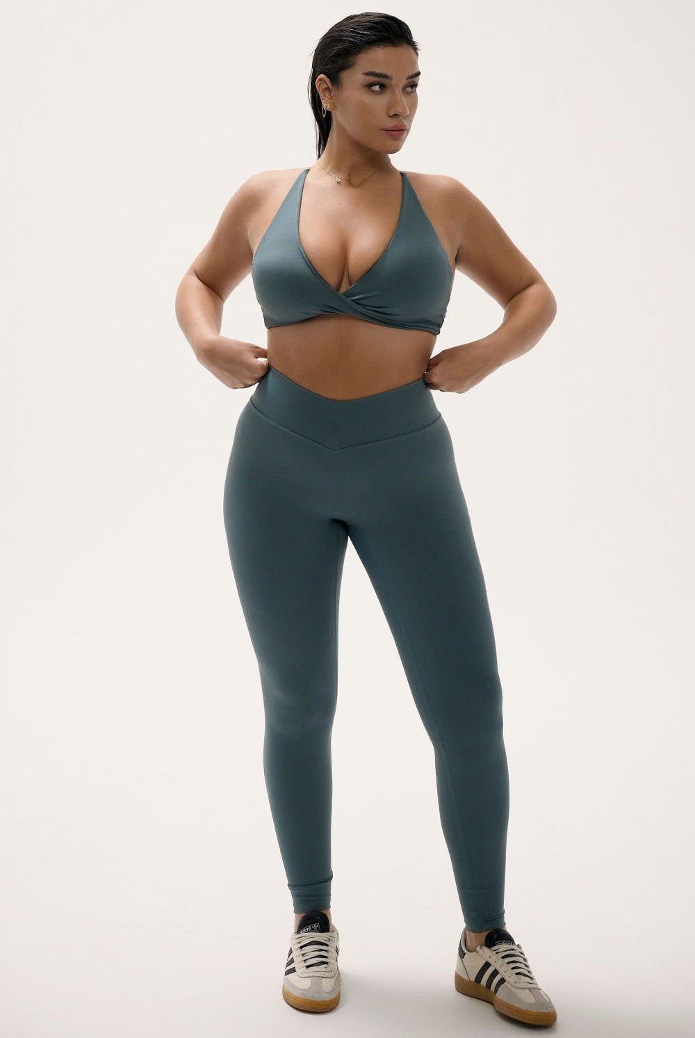 טייץ V Scrunch לנשים מבד FLOW נושם ומחטב מבית Vlinks – גזרה גבוהה עם כיווץ אחורי מחמיא ובטנה כפולה לחיטוב בטן, מתאים לאימוני כושר וללבוש יומיומי