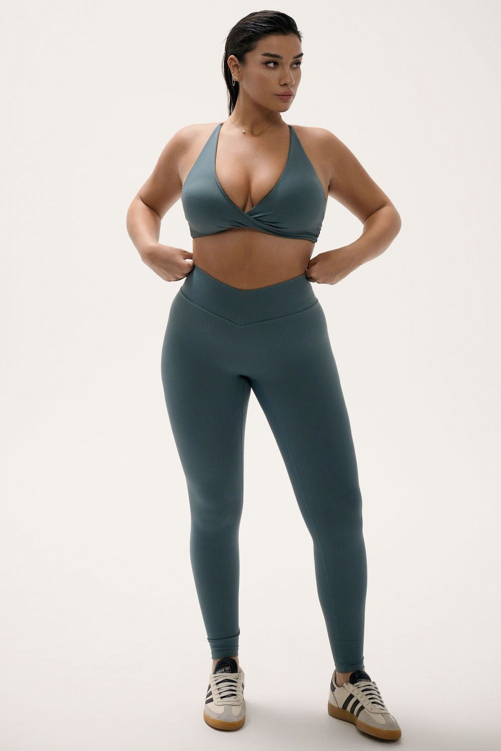 טייץ V Scrunch לנשים מבד FLOW נושם ומחטב מבית Vlinks – גזרה גבוהה עם כיווץ אחורי מחמיא ובטנה כפולה לחיטוב בטן, מתאים לאימוני כושר וללבוש יומיומי