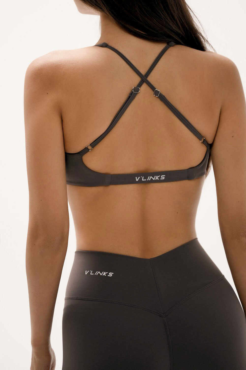 שורט V Scrunch לנשים מבד FLOW מחטב ונושם מבית Vlinks – גזרה גבוהה עם כיווץ אחורי מחמיא, מתאים לאימוני כושר ולשימוש יומיומי