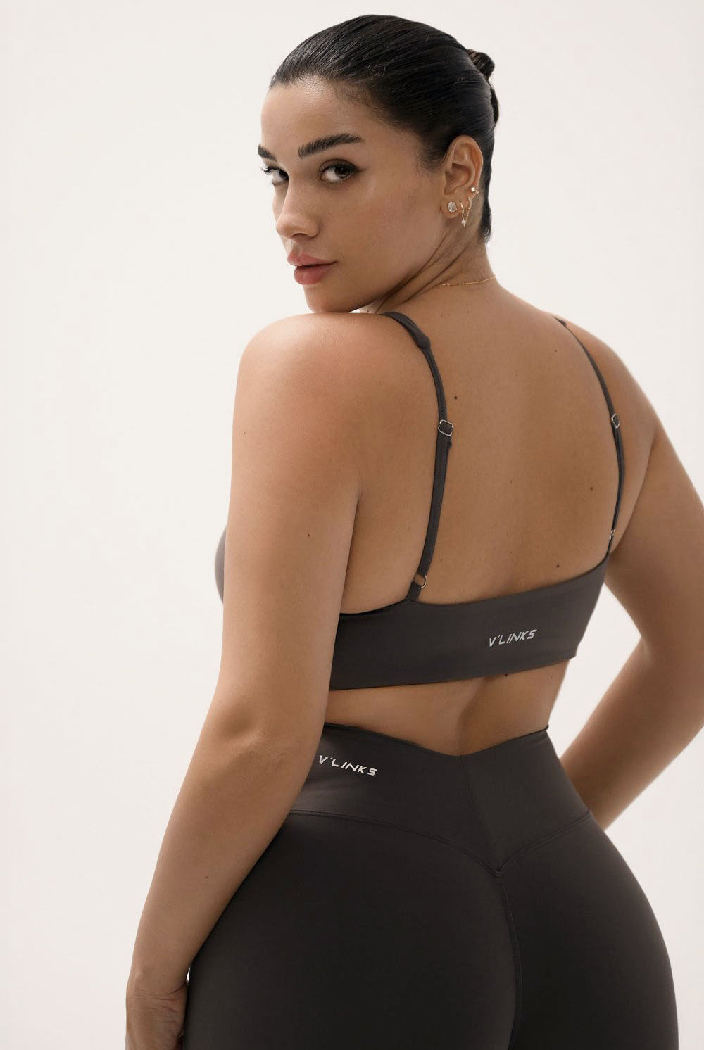 חזיית ספורט PUSH UP DESERT לנשים מבד FLOW מחטב ונושם מבית Vlinks – גזרה צמודה עם בטנה כפולה וכתפיות מתכווננות לנוחות והתאמה מושלמת, מתאימה לכל סוגי האימונים ולשימוש יומיומי