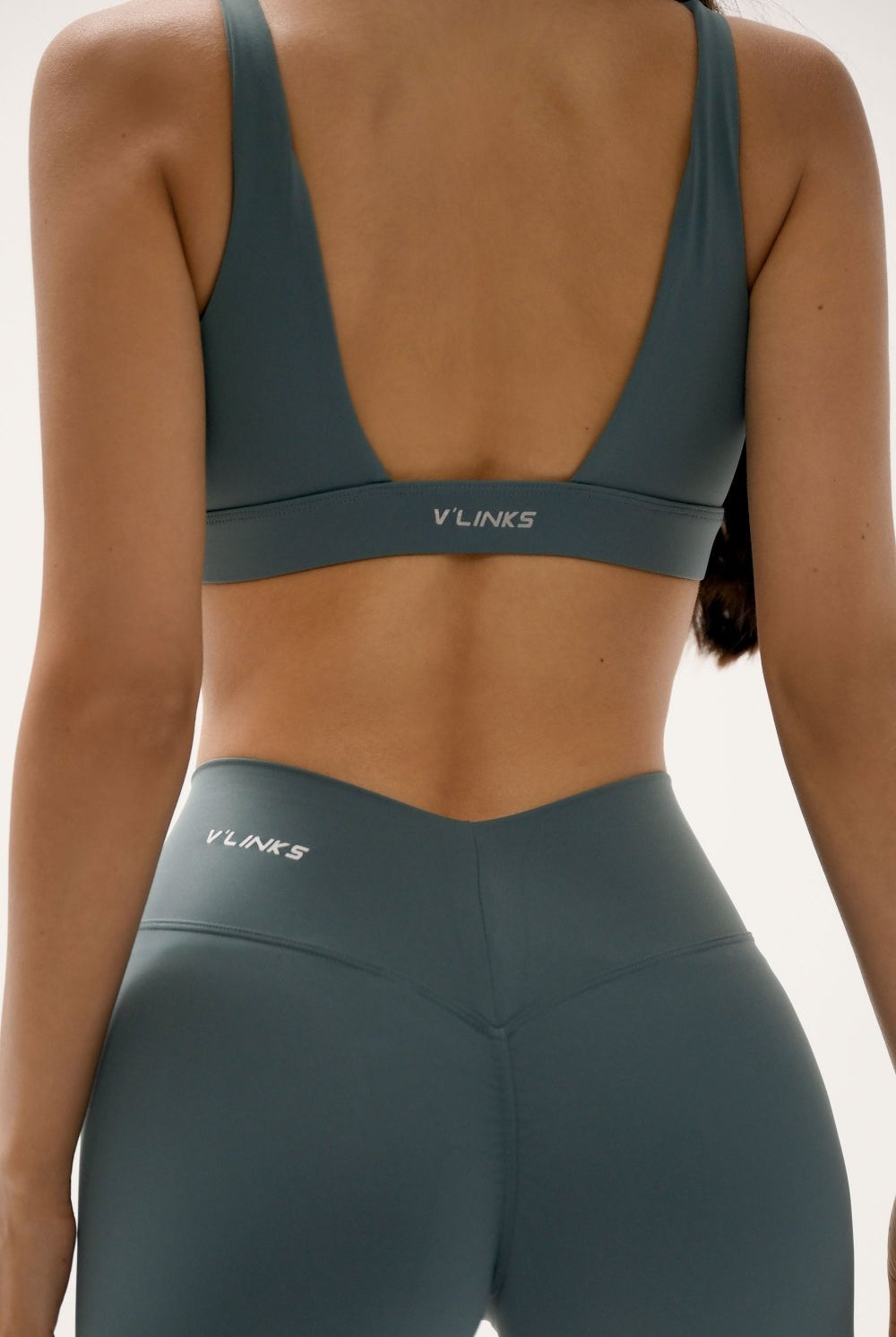 טופ ספורט לנשים בגזרת וי עמוק מבד FLOW מחטב ונושם מבית Vlinks – עם בטנה כפולה וכריות ריפוד נשלפות, מתאים לכל סוגי האימונים וללבוש יומיומי