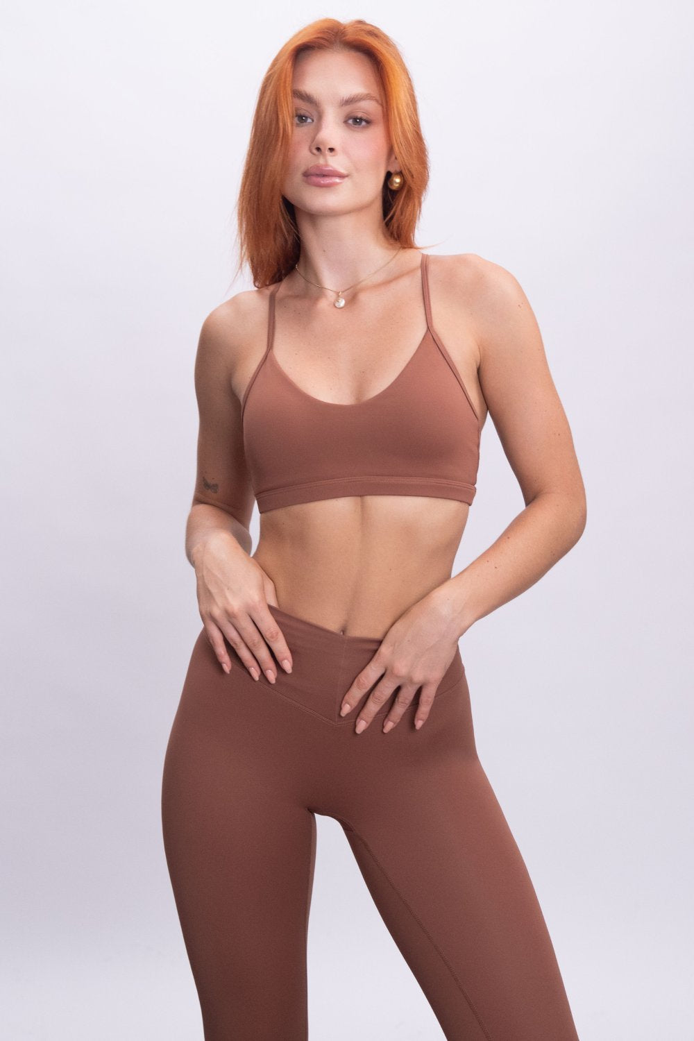 חזיית ספורט כחולה עם רצועות דקות ומתכווננות, מבד סטרצ' FLOW מחטב ונושם, בגזרת Lounge