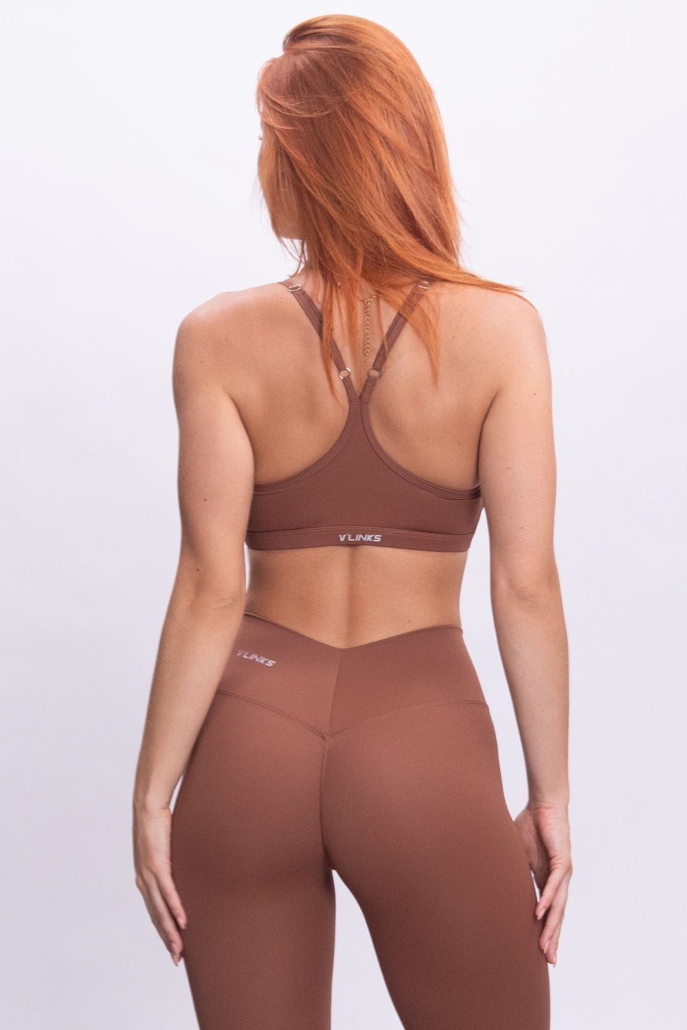 חזיית ספורט כחולה עם רצועות דקות ומתכווננות, מבד סטרצ' FLOW מחטב ונושם, בגזרת Lounge