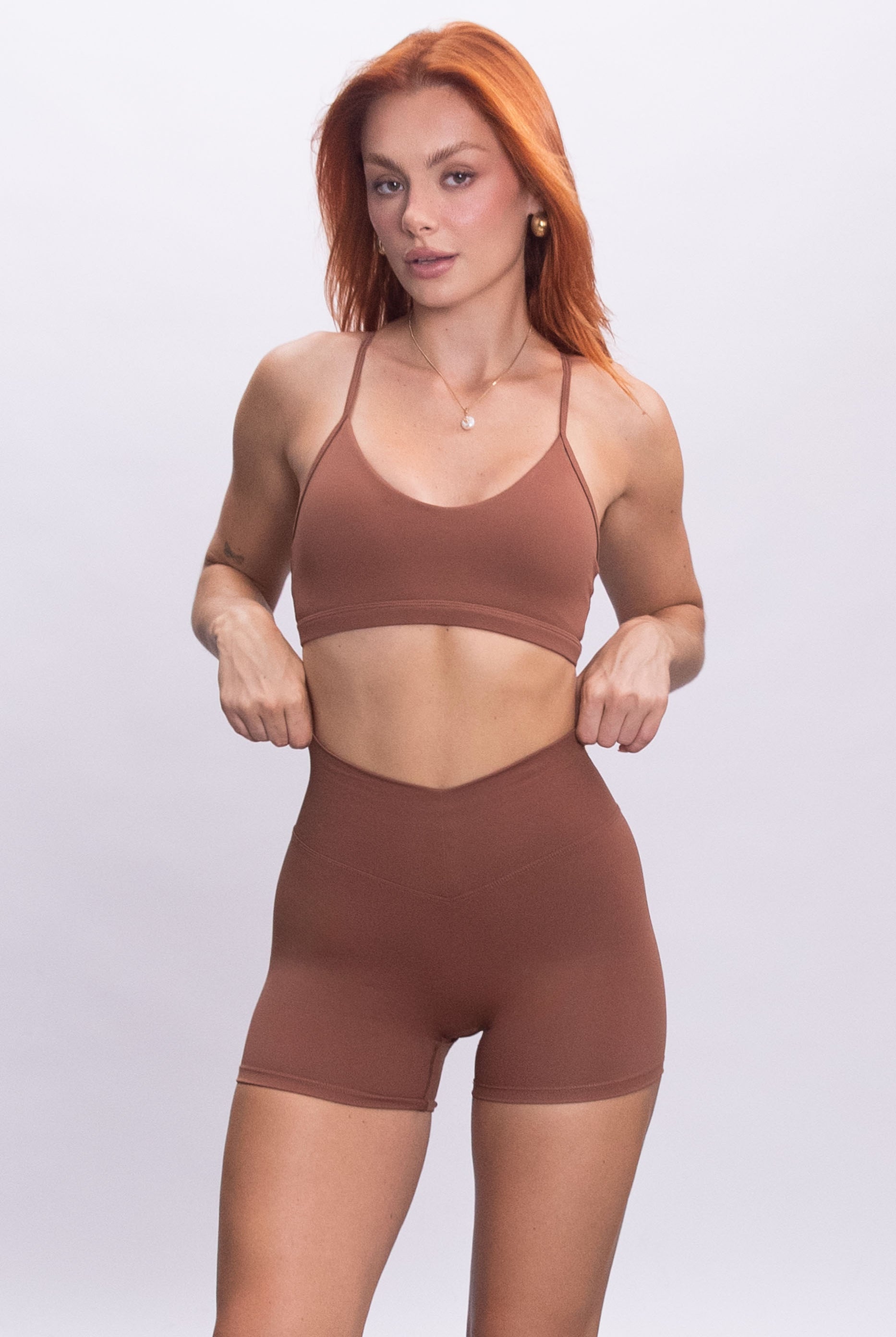 שורט ספורט מחטב בגזרת וי עם כיווץ אחורי ובד סטרצ' נושם, גזרה גבוהה ובטנה כפולה - דגם V SCRUNCH של VLINKS