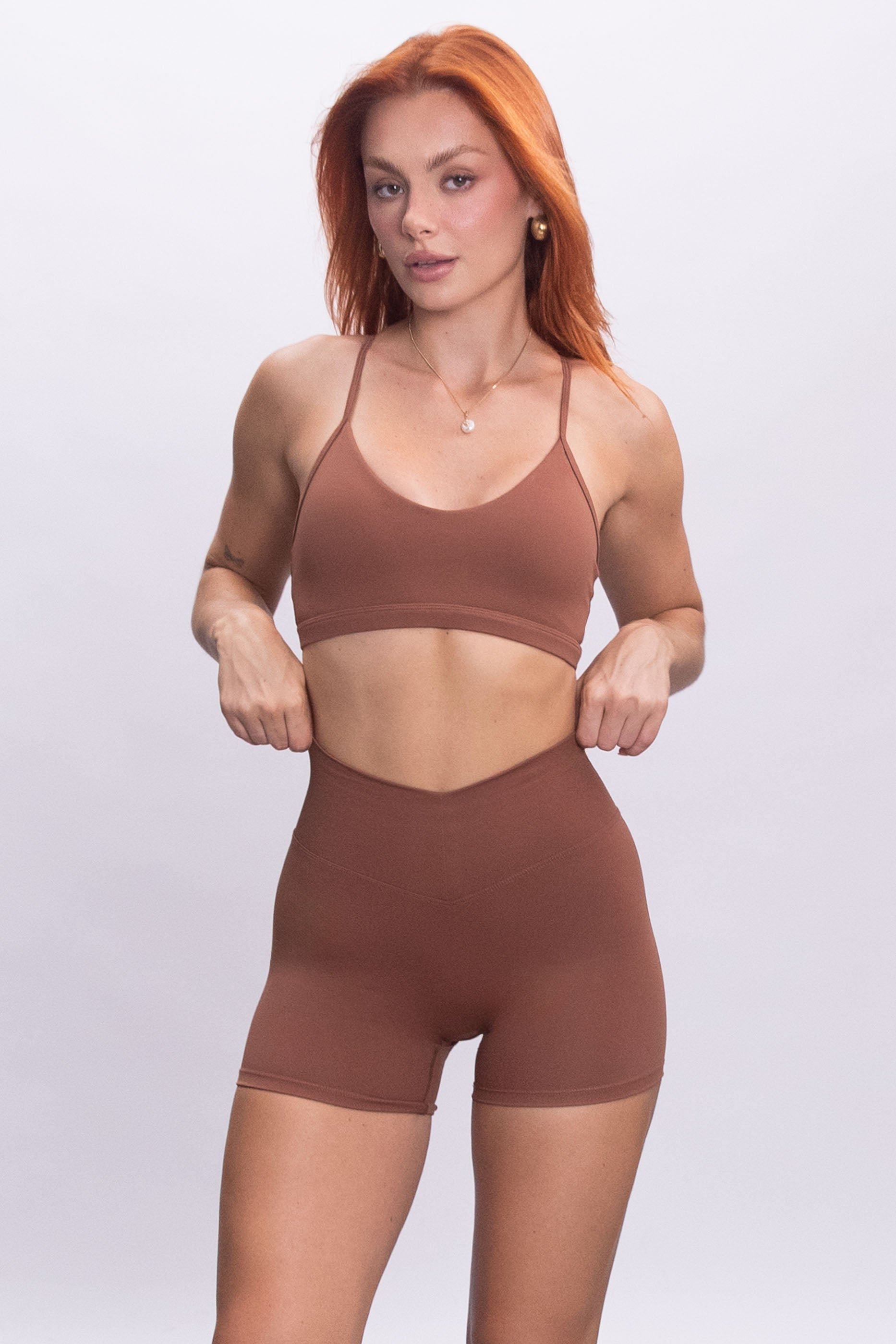 שורט ספורט מחטב בגזרת וי עם כיווץ אחורי ובד סטרצ' נושם, גזרה גבוהה ובטנה כפולה - דגם V SCRUNCH של VLINKS