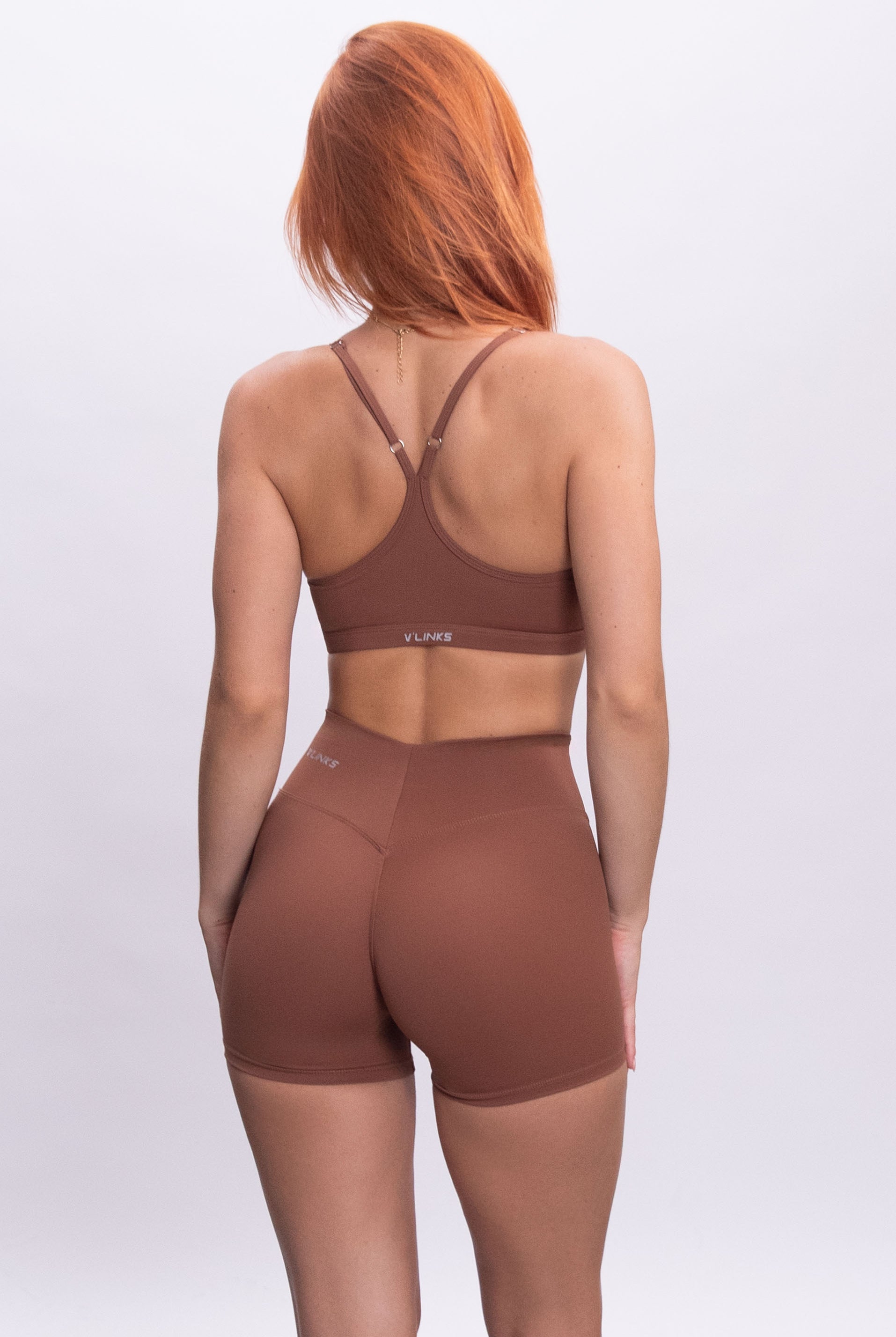 שורט ספורט מחטב בגזרת וי עם כיווץ אחורי ובד סטרצ' נושם, גזרה גבוהה ובטנה כפולה - דגם V SCRUNCH של VLINKS