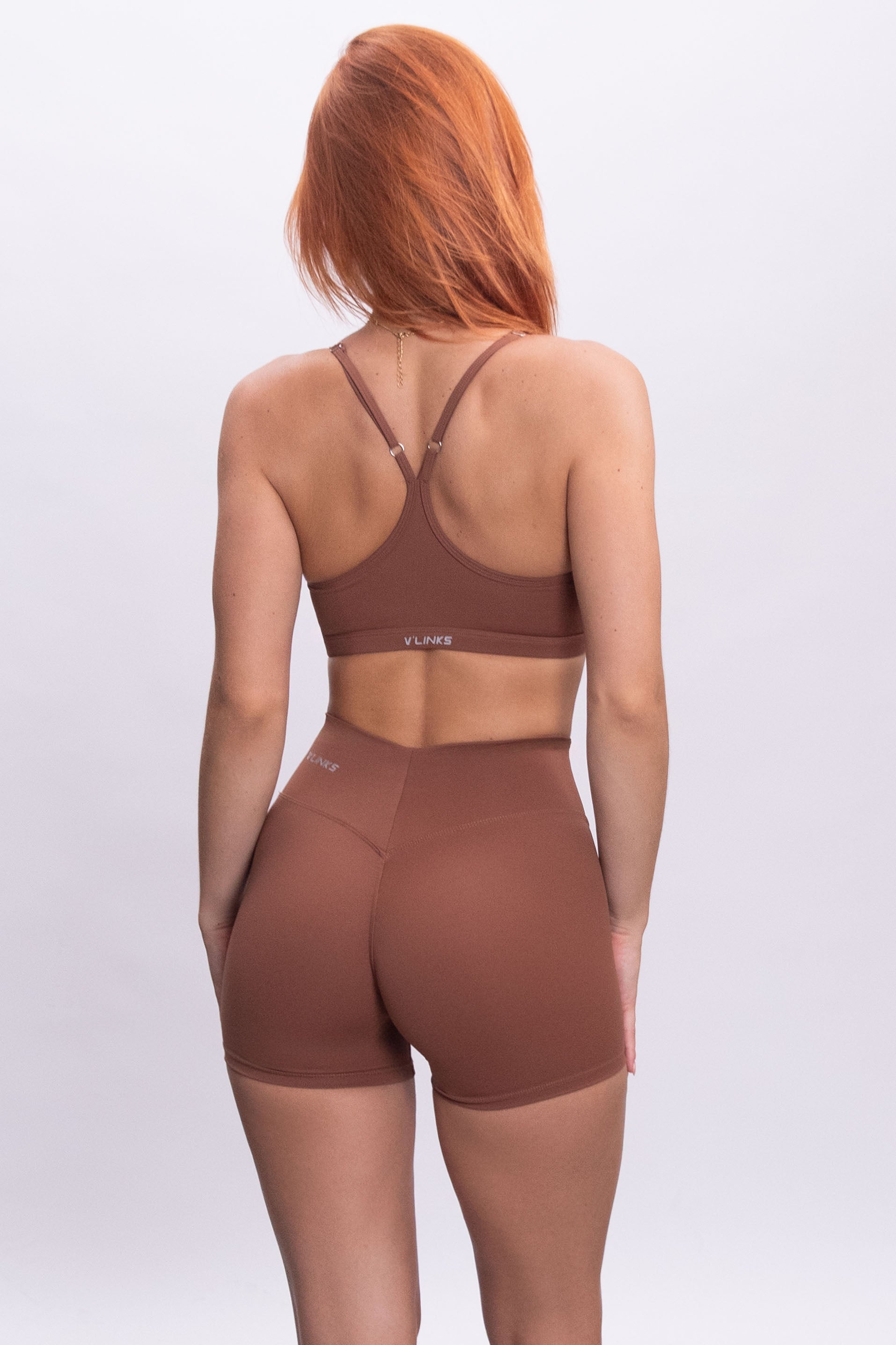 שורט ספורט מחטב בגזרת וי עם כיווץ אחורי ובד סטרצ' נושם, גזרה גבוהה ובטנה כפולה - דגם V SCRUNCH של VLINKS