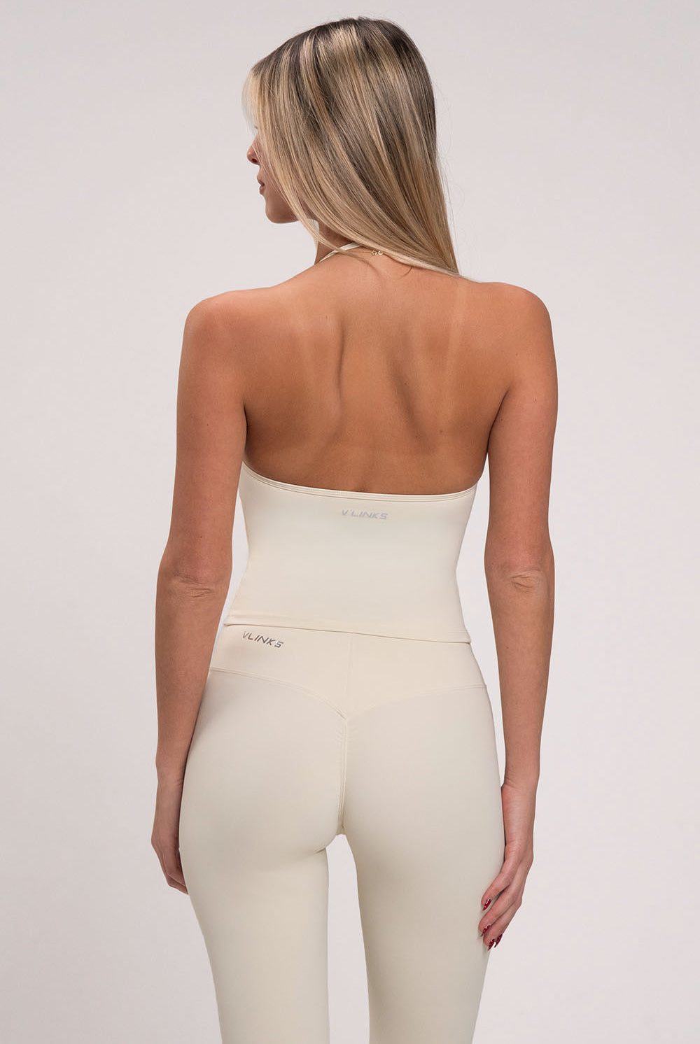גופיית קרופ Contour Collar לנשים מבד FLOW מחטב ונושם מבית Vlinks – עם צווארון מובנה מחמיא וקאפים נשלפים לנוחות, מתאימה לאימון, ליום־יום או למראה קז'ואלי