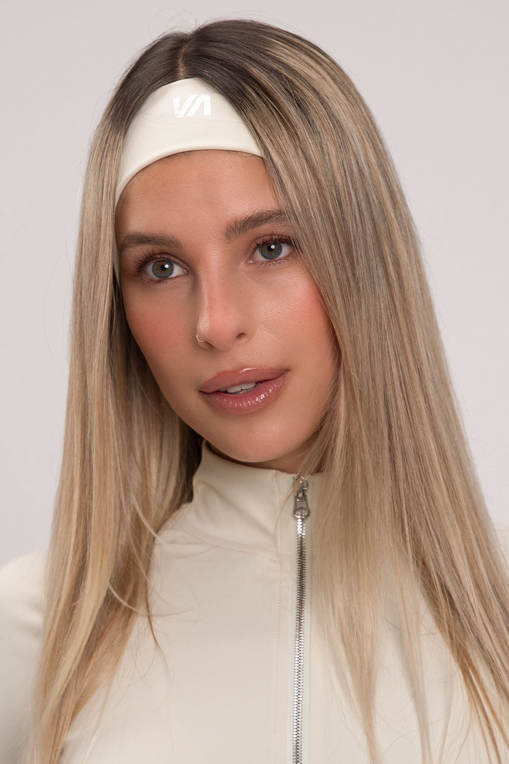 סרט לשיער לנשים מבד FLOW נושם, רך וגמיש מבית Vlinks – בעיצוב נשי ומדויק למראה ספורט־שיק, מתאים לאימון ולשימוש יומיומי