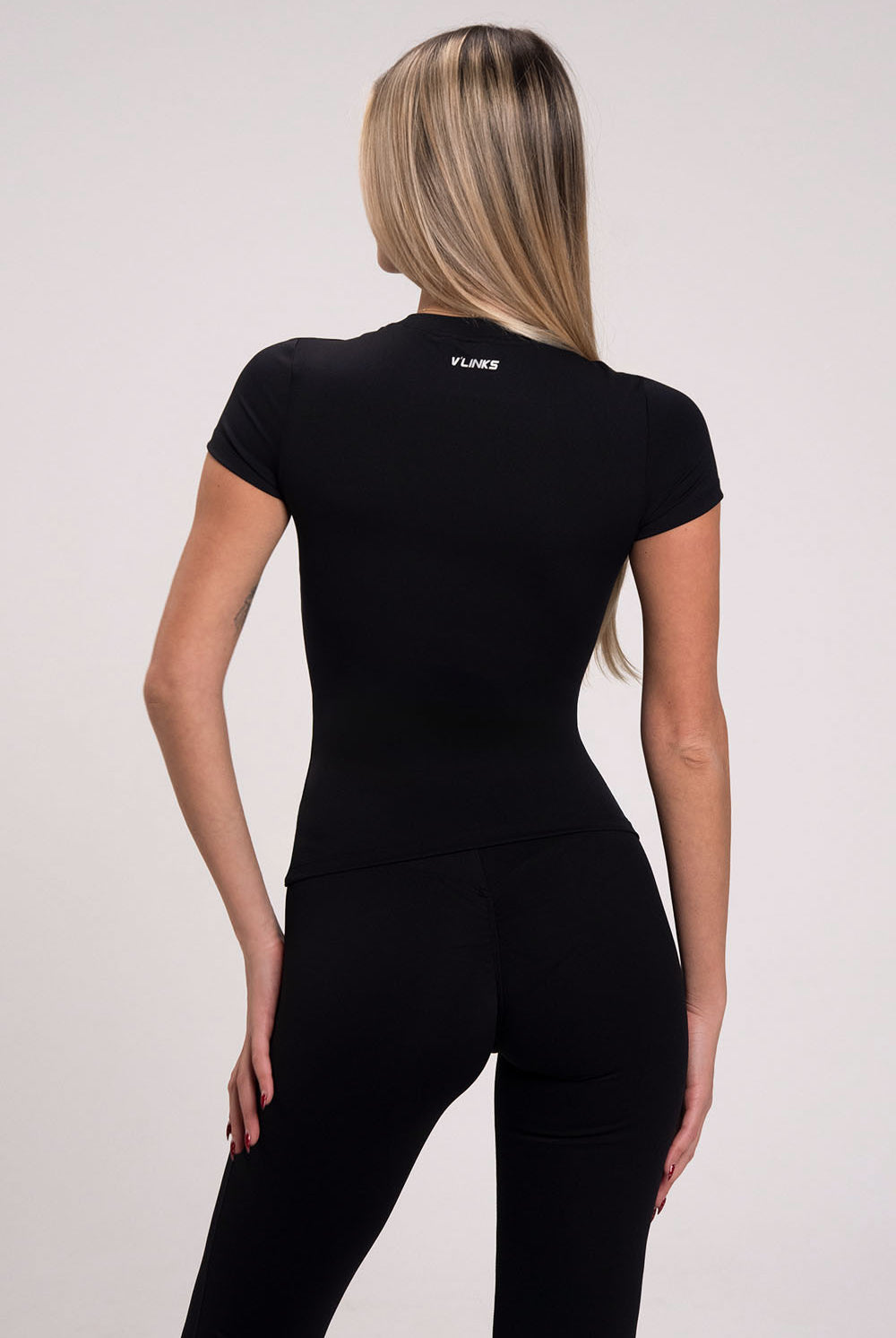 חולצת טי צמודה מחטבת לנשים, בד אלסטי נעים למגע במראה חלק ואחיד מבית VLINKS