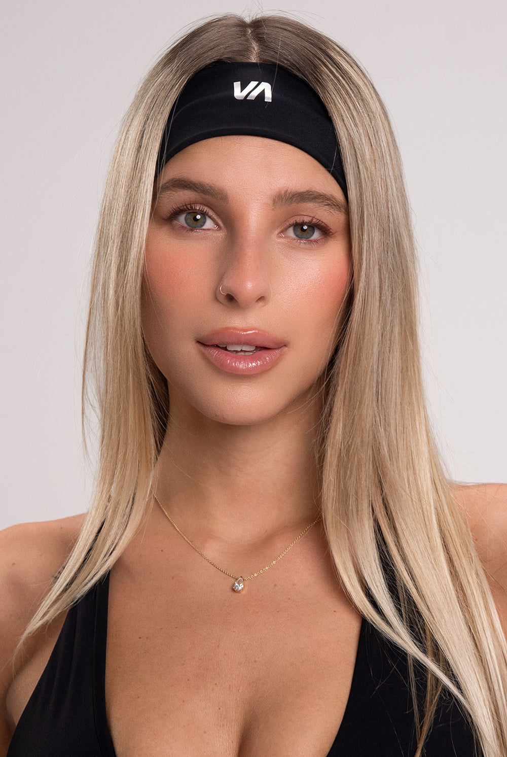 סרט לשיער לנשים מבד FLOW נושם, רך וגמיש מבית Vlinks – בעיצוב נשי ומדויק למראה ספורט־שיק, מתאים לאימון ולשימוש יומיומי