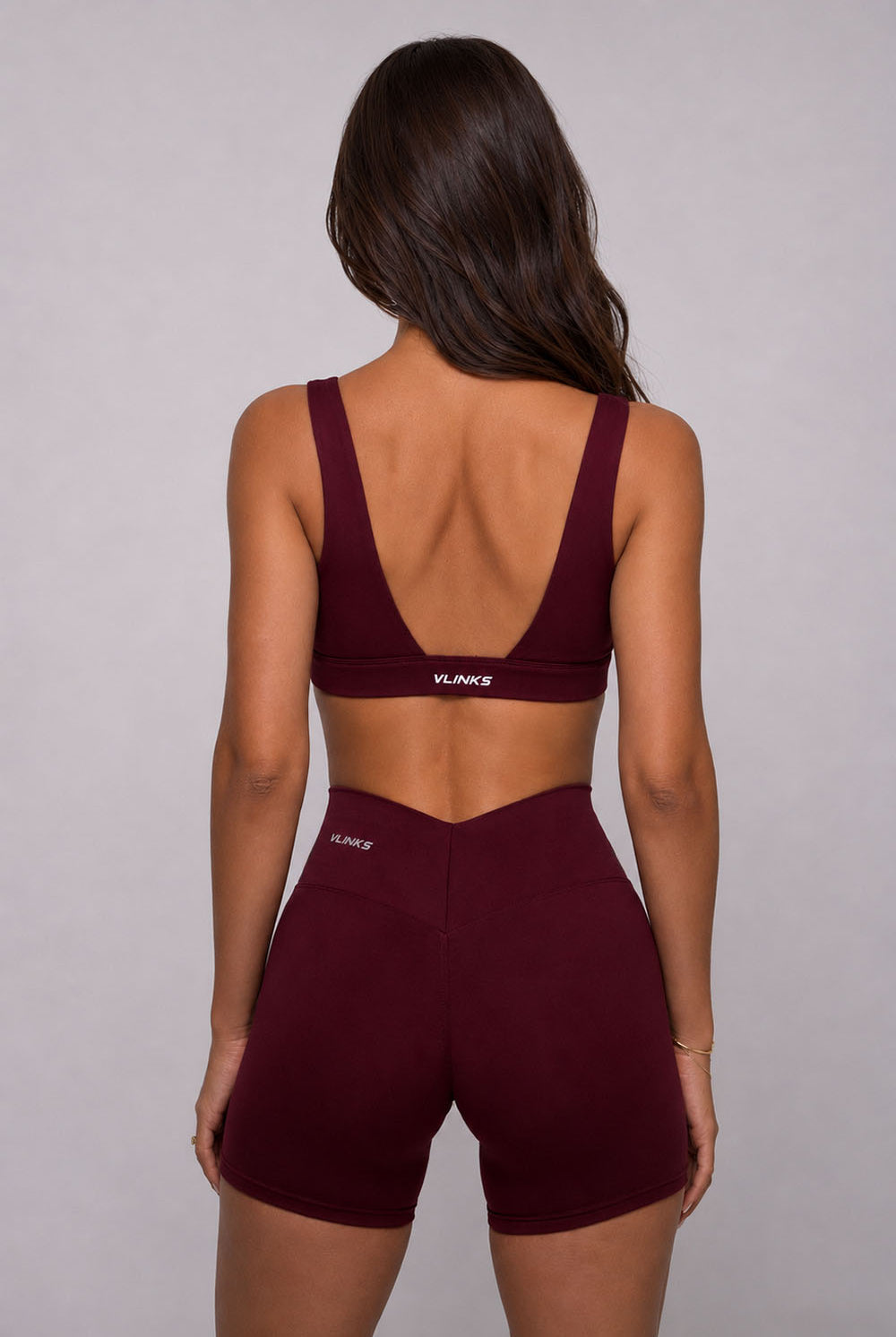 שורט V Scrunch לנשים מבד FLOW מחטב ונושם מבית Vlinks – גזרה גבוהה עם כיווץ אחורי מחמיא, מתאים לאימוני כושר ולשימוש יומיומי