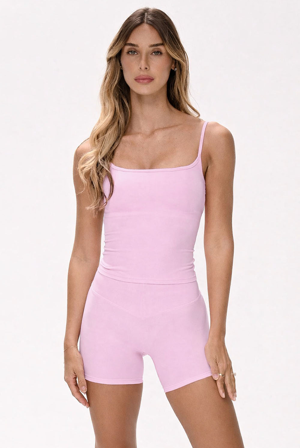 גופיית Sculpted Tank לנשים בגזרה מחטבת עם רצועות כתפיים מתכווננות – עשויה מבד FLOW נושם ואלסטי, מתאימה לאימון וליום־יום מבית VLIKS