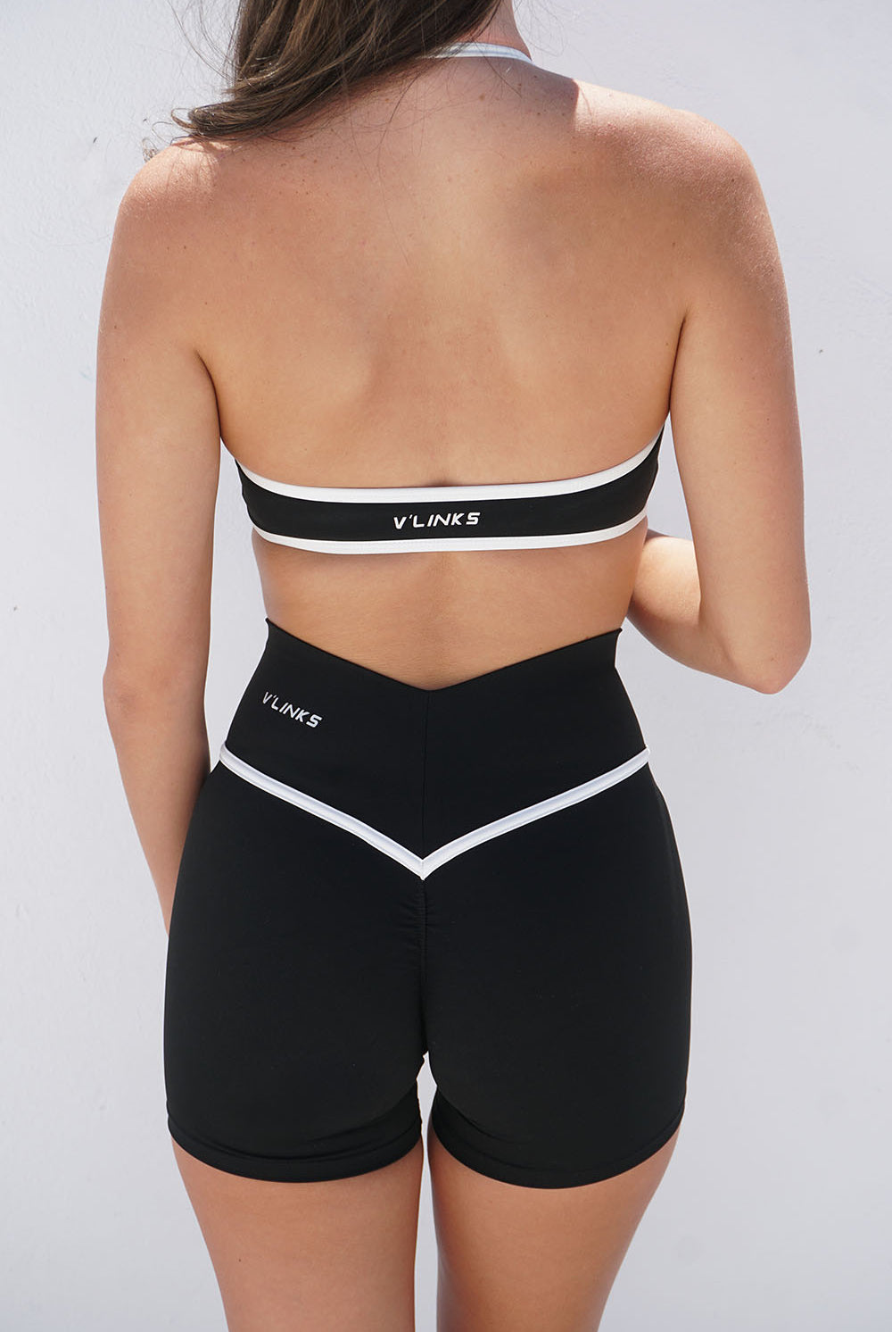 שורט V Scrunch Contrast לנשים בגזרת V עם כיווץ אחורי, פסי קונטרסט לבנים ובד FLOW מחטב מבית VLINKS