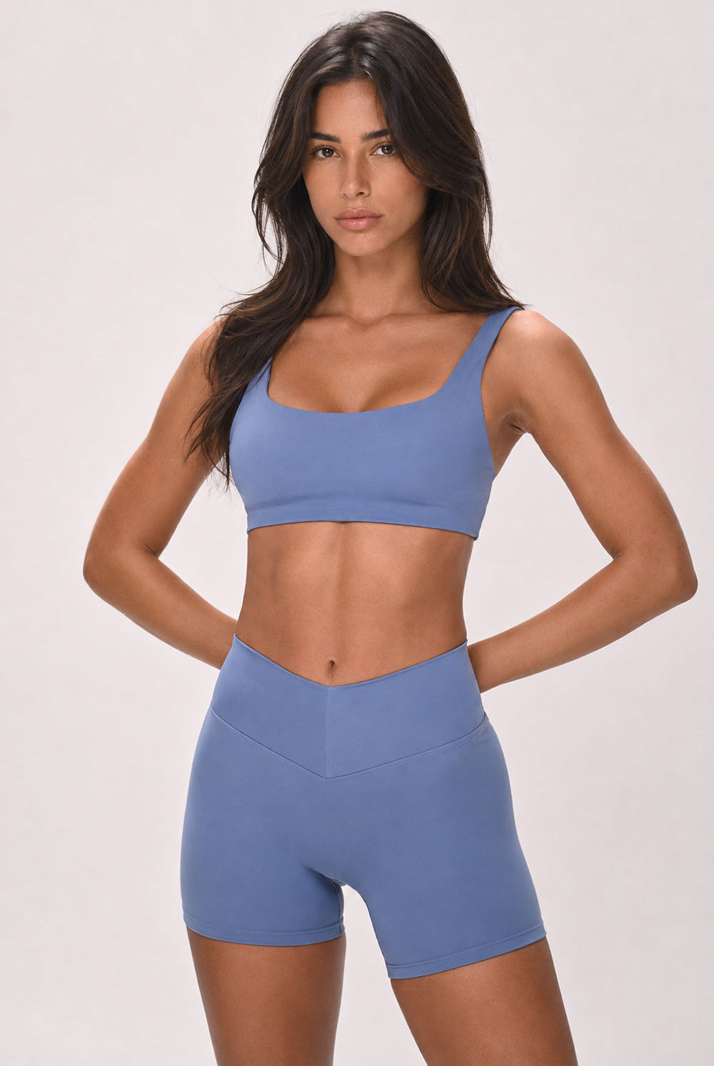 חזיית ספורט PUSH UP לנשים בגזרה צמודה עם כתפיות מתכווננות – בד FLOW מחטב ונושם, מושלמת לאימון ולשימוש יומיומי מבית VLIKS